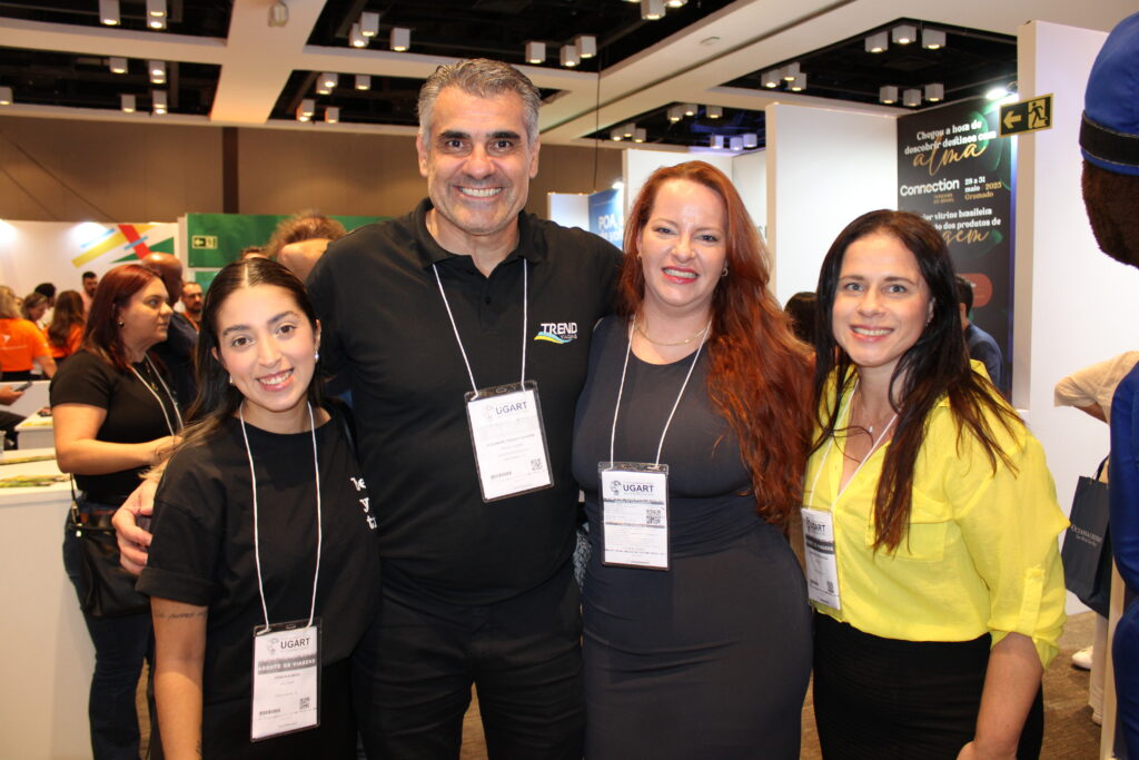 Jessica Almeida, Taiana Klaic e Bibiana Fontoura, da Dial Tour, com Alexandre Tedesco, da Trend Viagens
