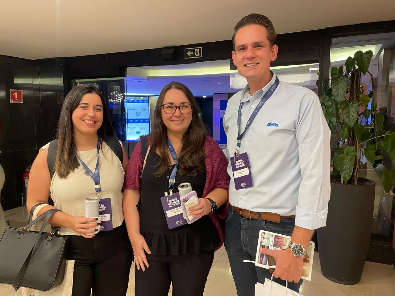 Juliana Marches, da BestBuy, Juliana Marchetti, da Agaxtur, e Felipe Cuadrado, da Abreu