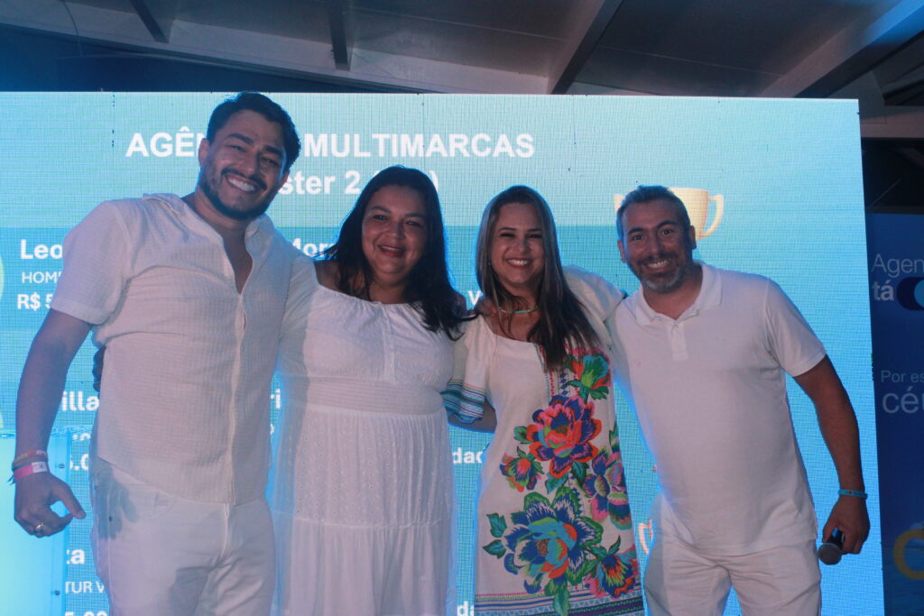 Leonardo Morais, da Home Tour, Sibilla Roberta, da Sibilla, e Luiza Guedes, da Belvitur, com Ricardo Bezerra, da Azul Viagens