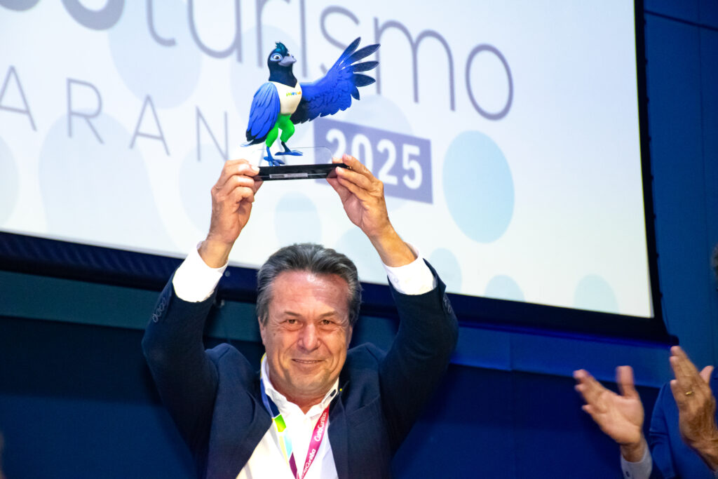 Márcio Nunes, secretário de Agricultura e Abastecimento do estado do Paraná recebeu uma homenagem por seu trabalho na pasta do Turismo