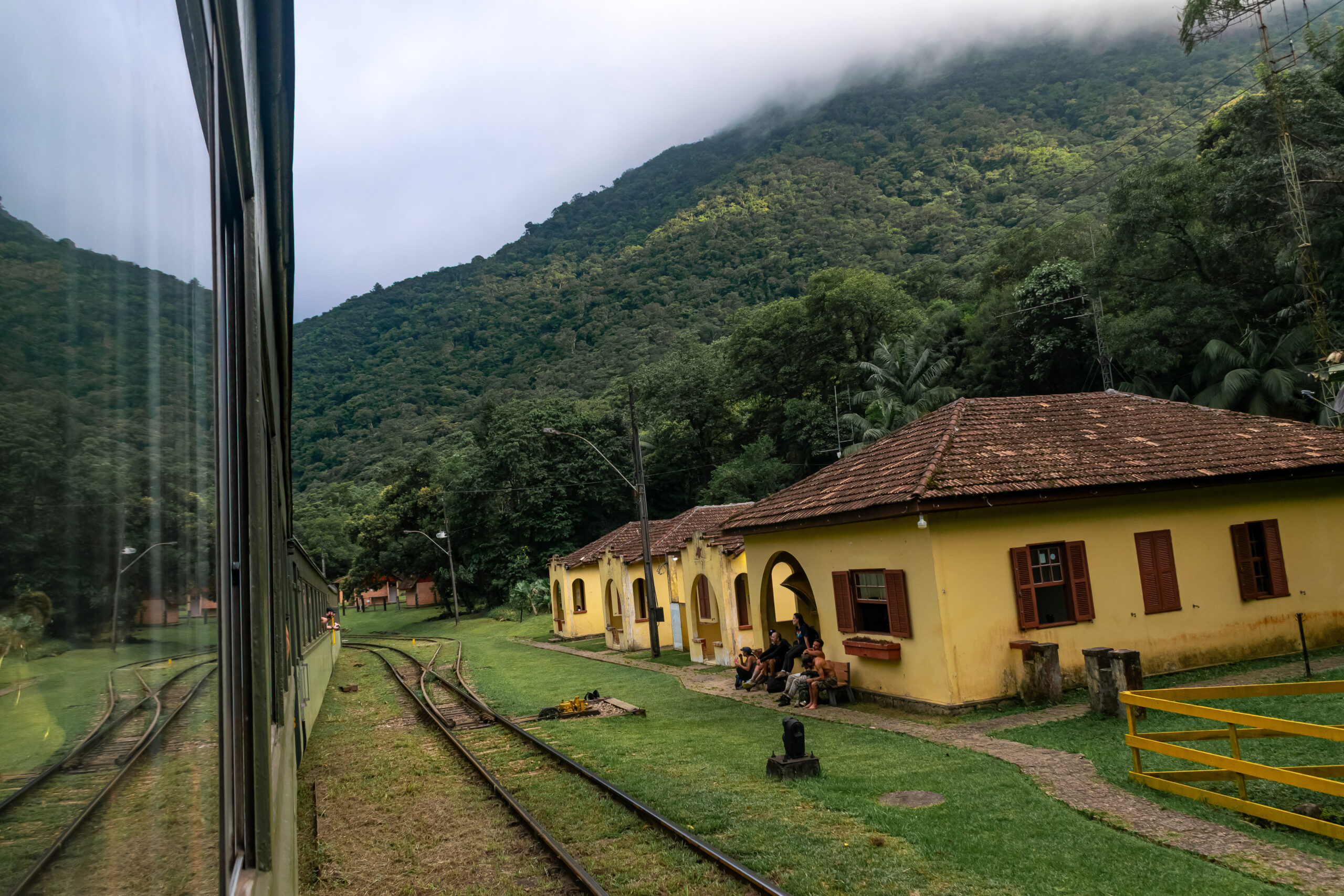 No caminho, algumas estações de trem são vistas como pontos de descanso para pessoas fazendo trilha