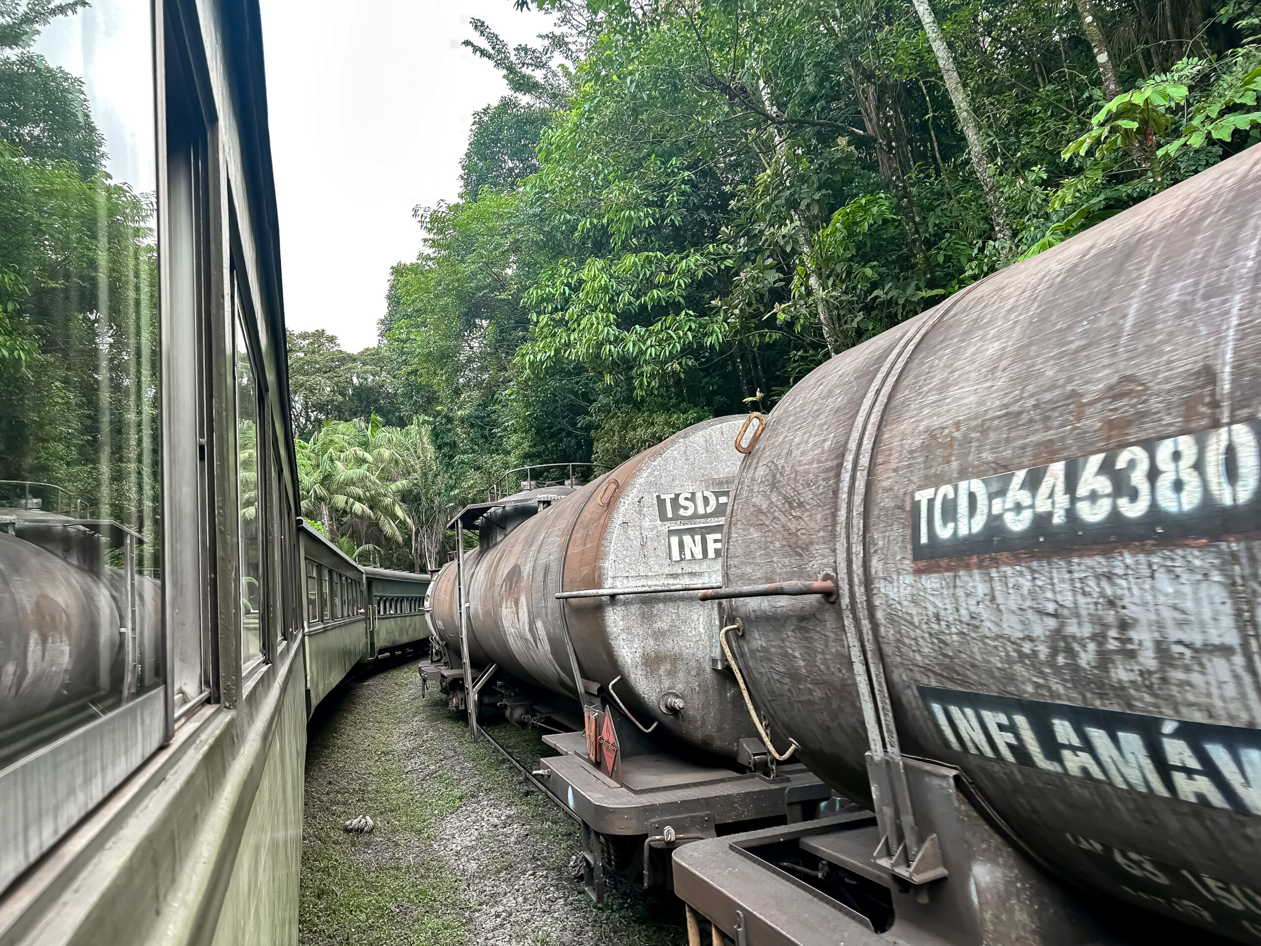 No caminho, é comum encontrar com trens de carga
