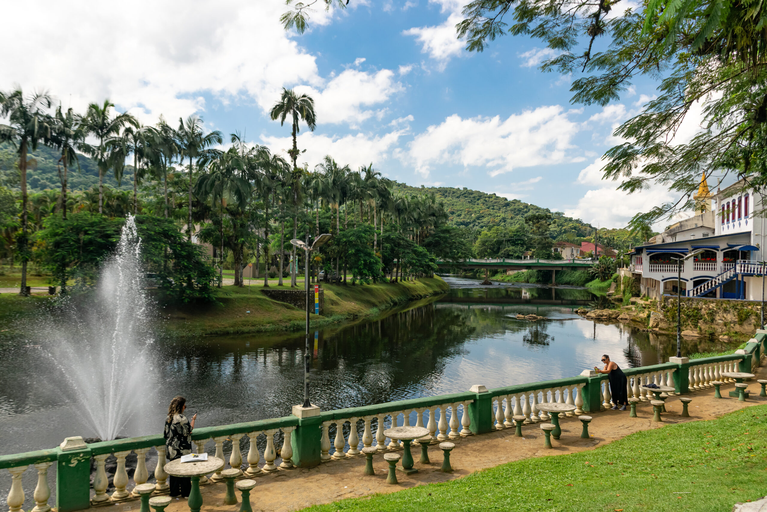 O Rio Nhundiaquara corta a cidade de Morretes