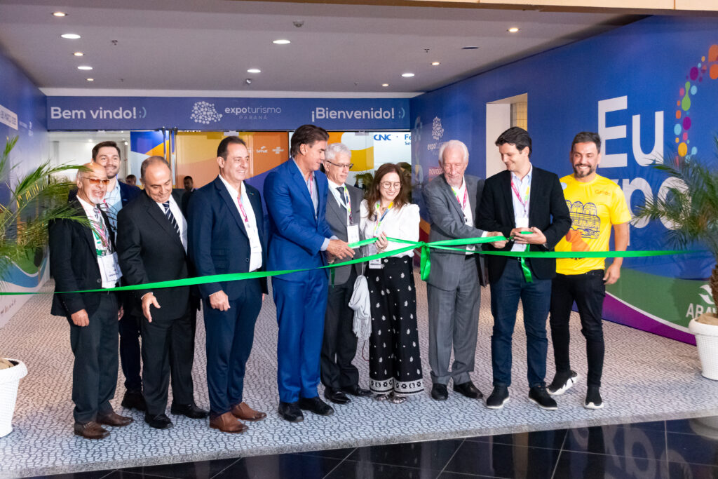 O corte da fita marca o início da Expo Turismo Paraná 2025