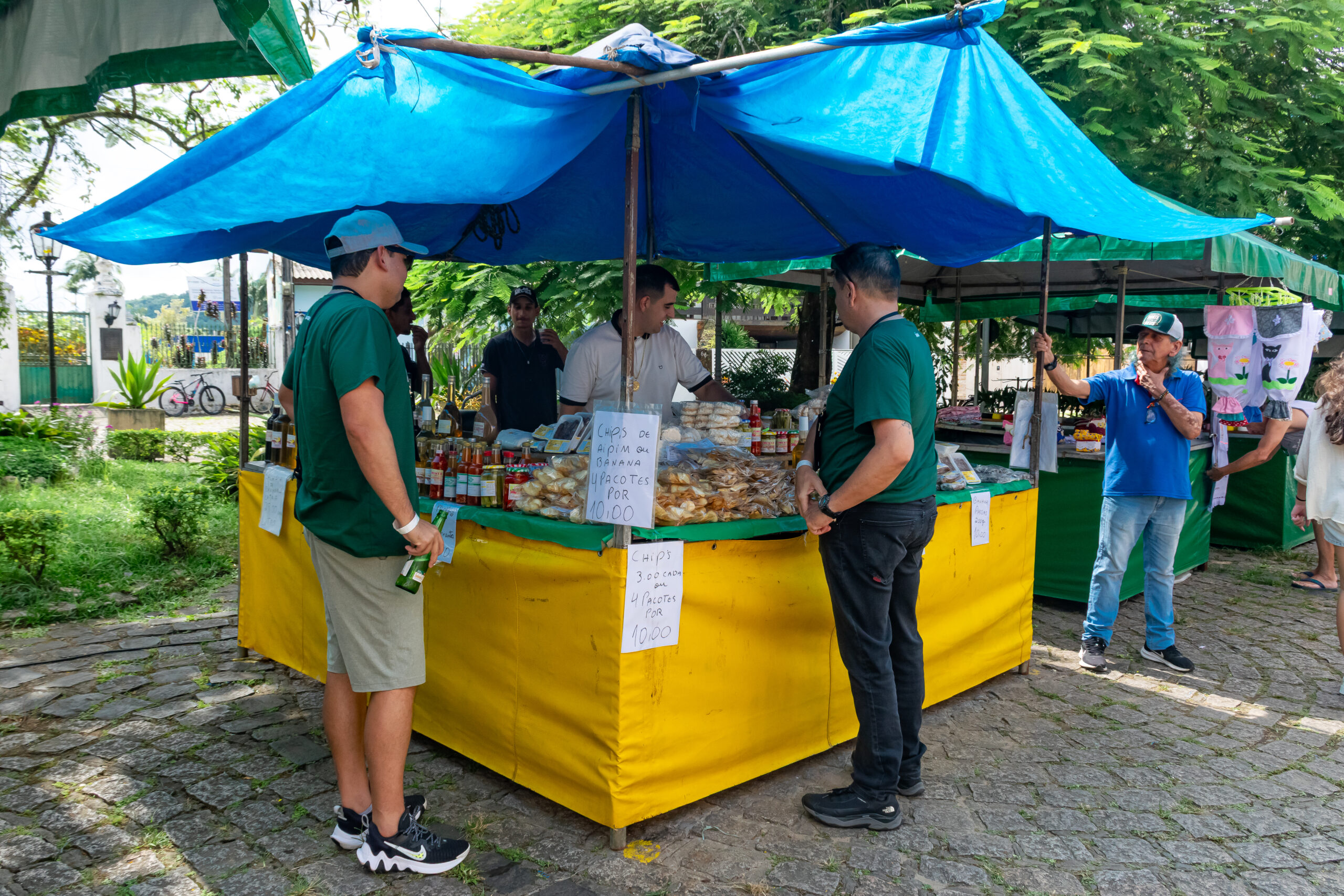 Os agentes aproveitaram o passeio em Morretes para comprar doces, salgados e bebidas artesanais locais