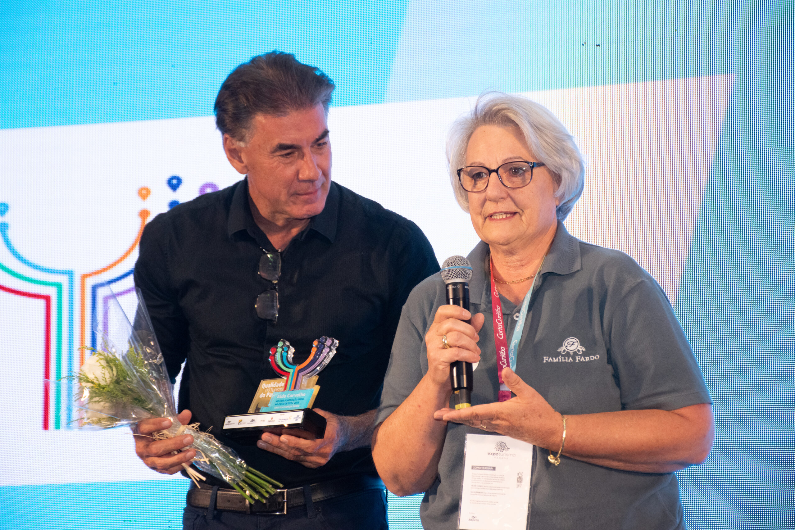 Prêmio Aldo Carvalho entregue à proprietária da Fardo Vinícola
