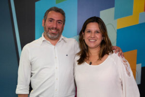 Ricardo Bezerra, gerente sênior da Azul Viagens e Alessandra Castro, nova gerente de Operações e Qualidade da Azul Viagens (Divulgação/Azul/Rafael Torres)