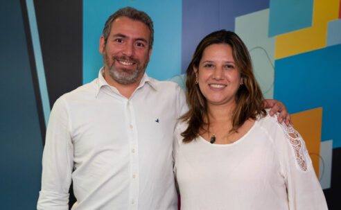 Ricardo Bezerra, gerente sênior da Azul Viagens e Alessandra Castro, nova gerente de Operações e Qualidade da Azul Viagens (Divulgação/Azul/Rafael Torres)