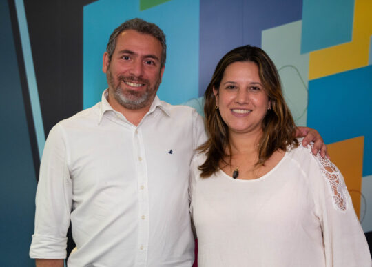 Ricardo Bezerra, gerente sênior da Azul Viagens e Alessandra Castro, nova gerente de Operações e Qualidade da Azul Viagens (Divulgação/Azul/Rafael Torres)