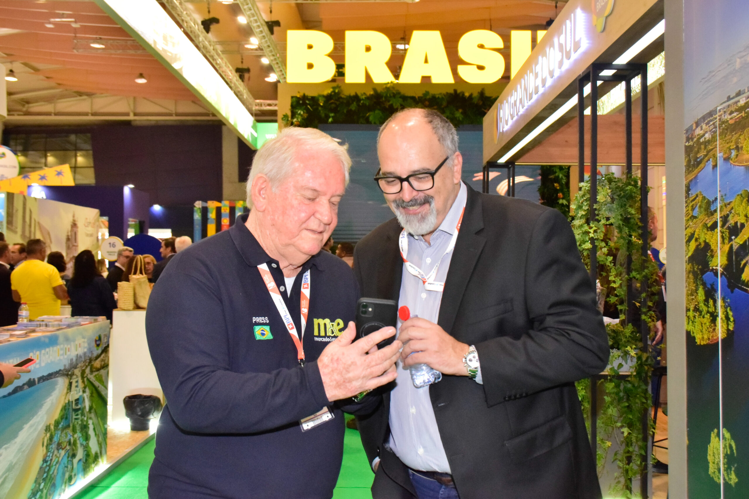 Roy Taylor e Sérgio Gouvea fazendo networking nos corredores da BTL Roy Taylor e Sérgio Gouvea fazendo networking nos corredores da BTL