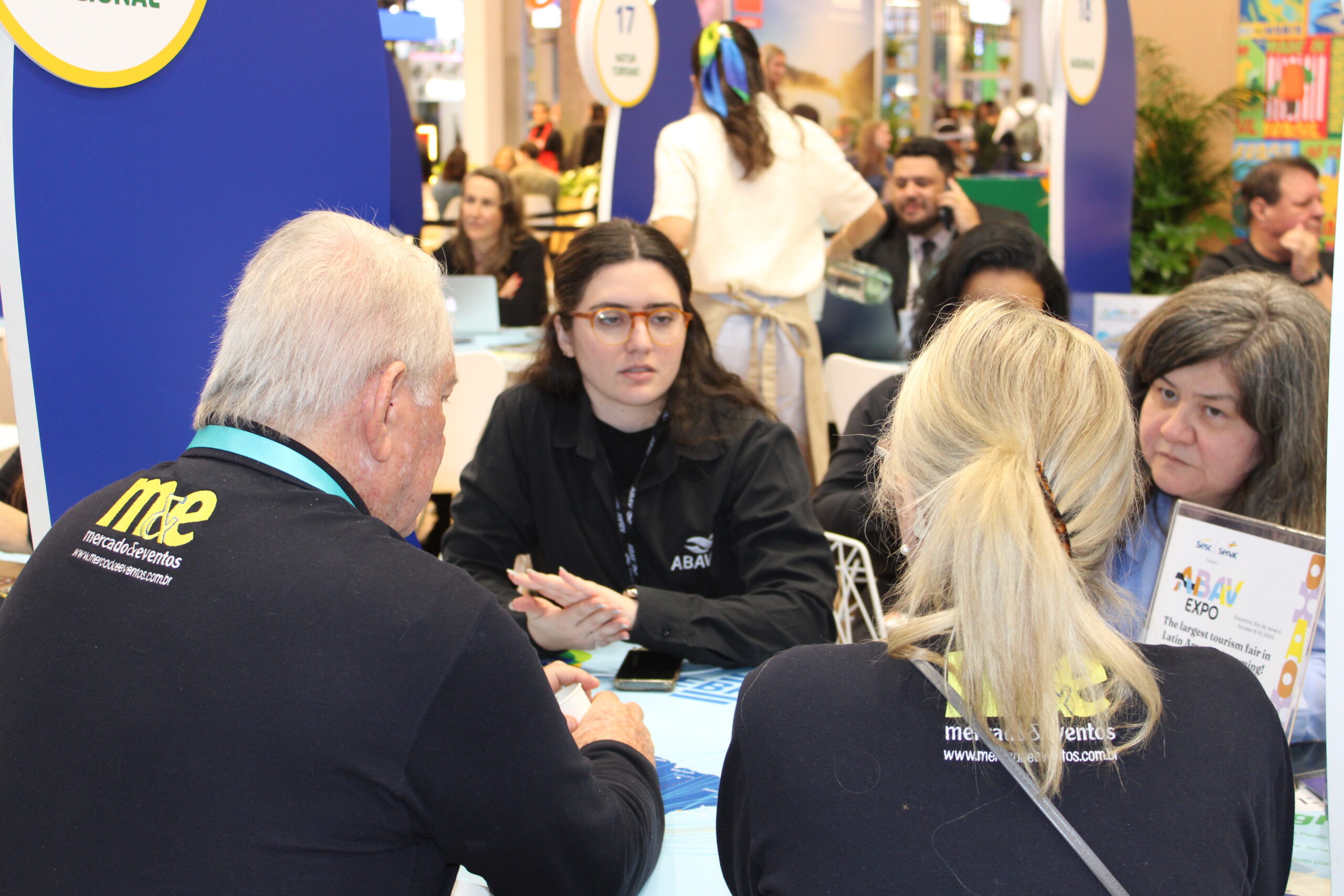 Roy Taylor e Rosa Masgrau, do M&E, com a equipe da Abav Nacional