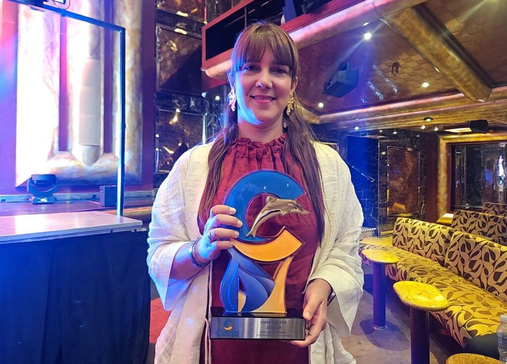 Emília Flores, representante da Jetmar, recebe prêmio da categoria OVER THE TOP (LATAM)