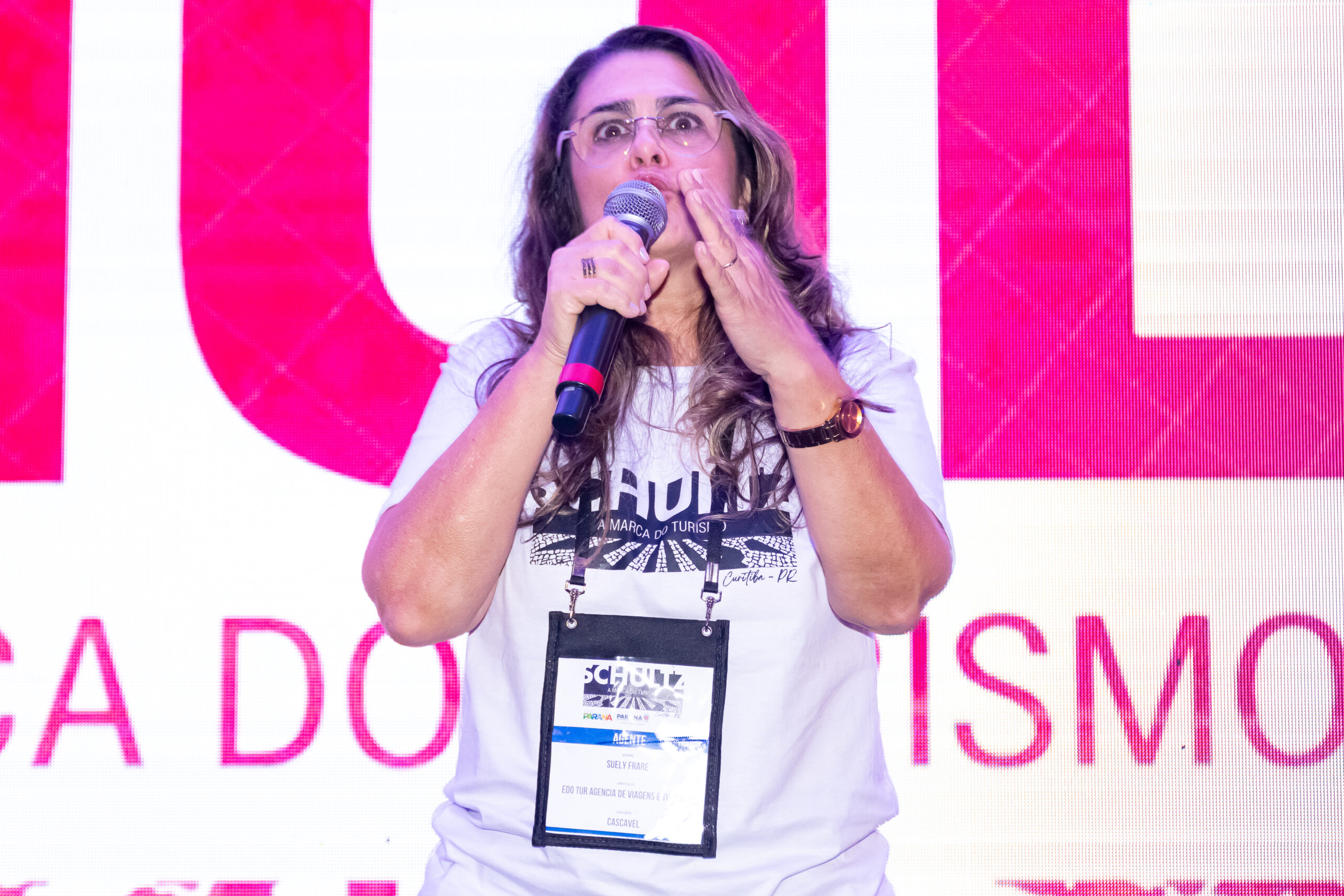 Suely Frare, agente de viagens que subiu ao palco para colocar as sua experiência com produtos da Schultz Suely Frare, agente de viagens que subiu ao palco para colocar as sua experiência com produtos da Schultz