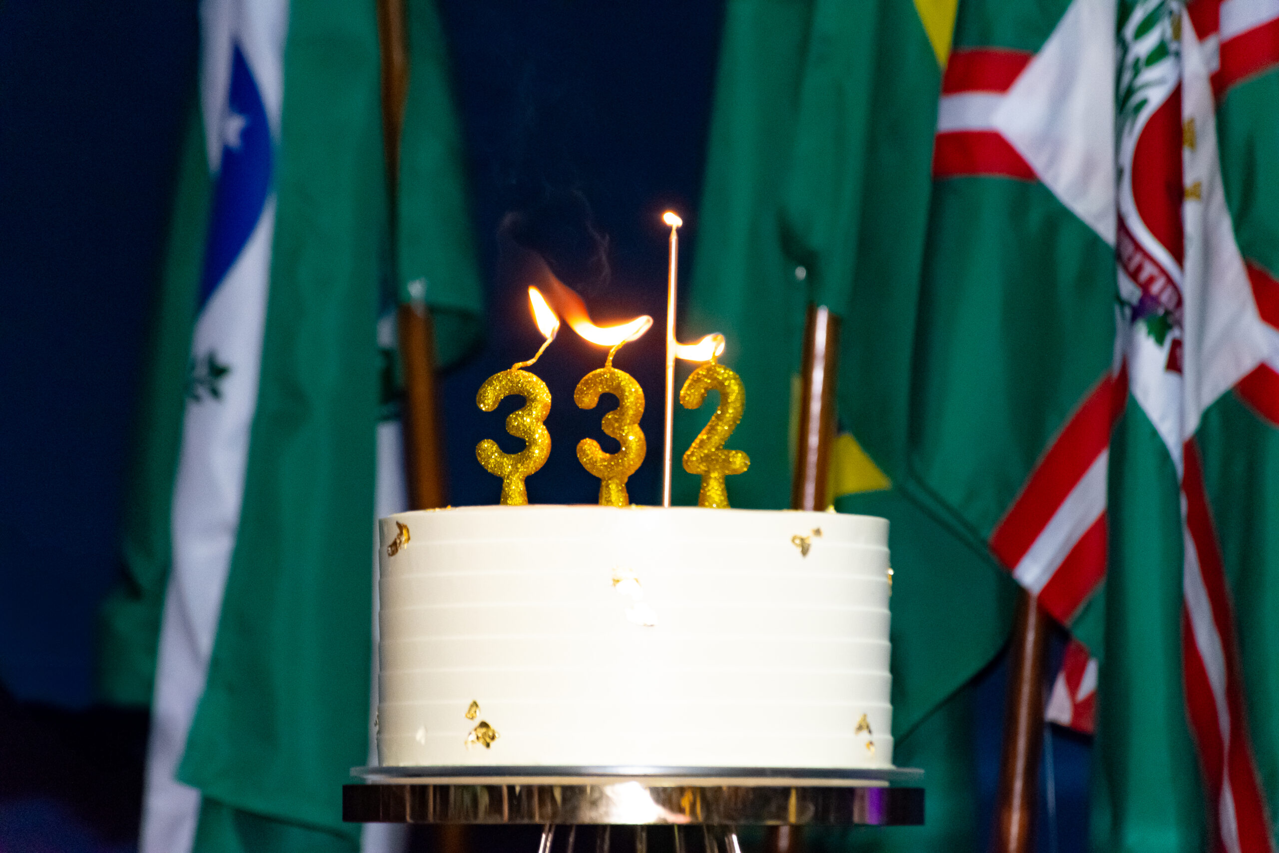 Um bolo foi usado para cantar parabéns para a cidade de Curitiba na cerimônia de abertura da feira Um bolo foi usado para cantar parabéns para a cidade de Curitiba na cerimônia de abertura da feira