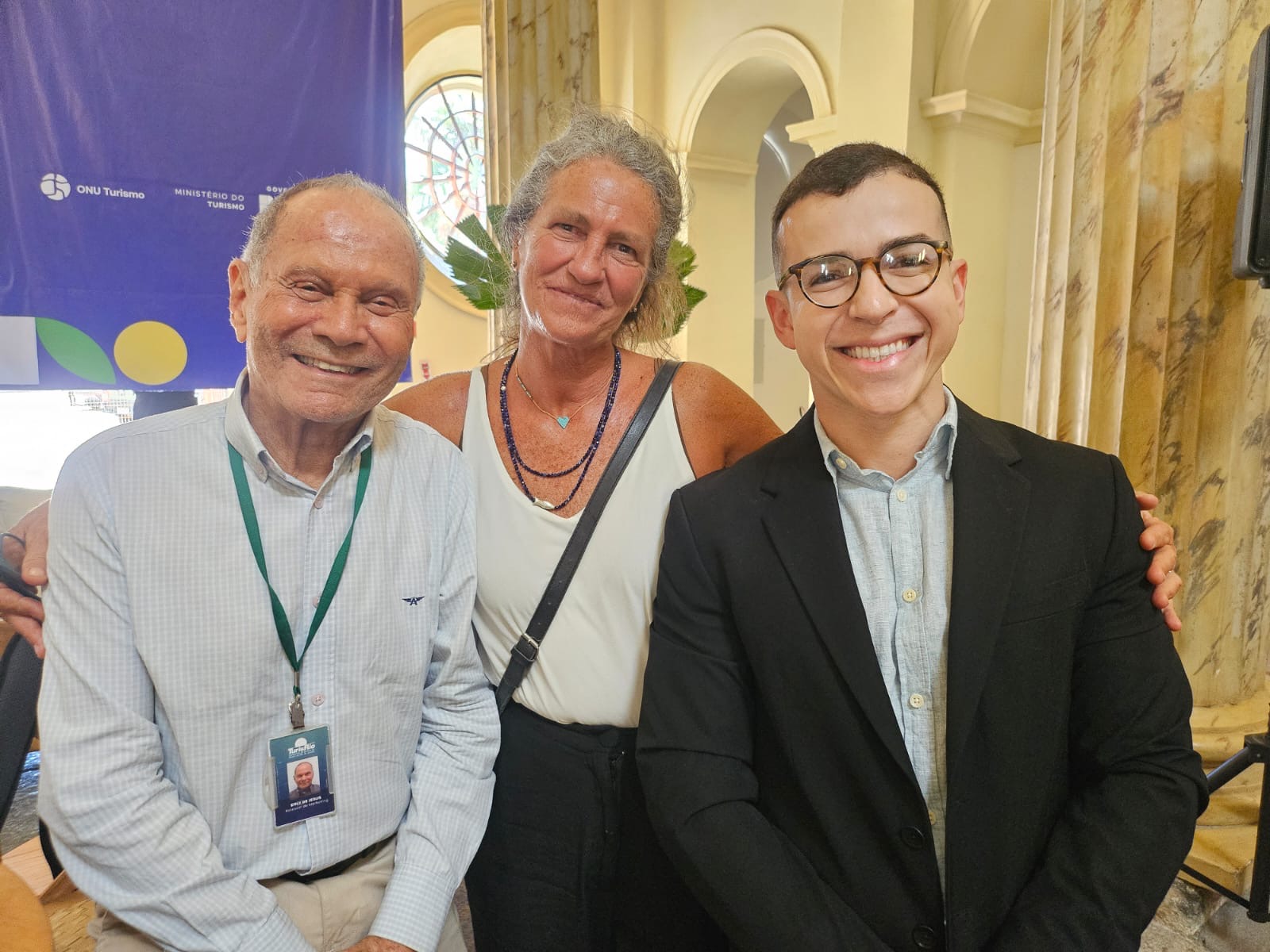 Mari Masgrau, do M&E, entre Erly de Jesus e Jonas Queirós, da TurisRio