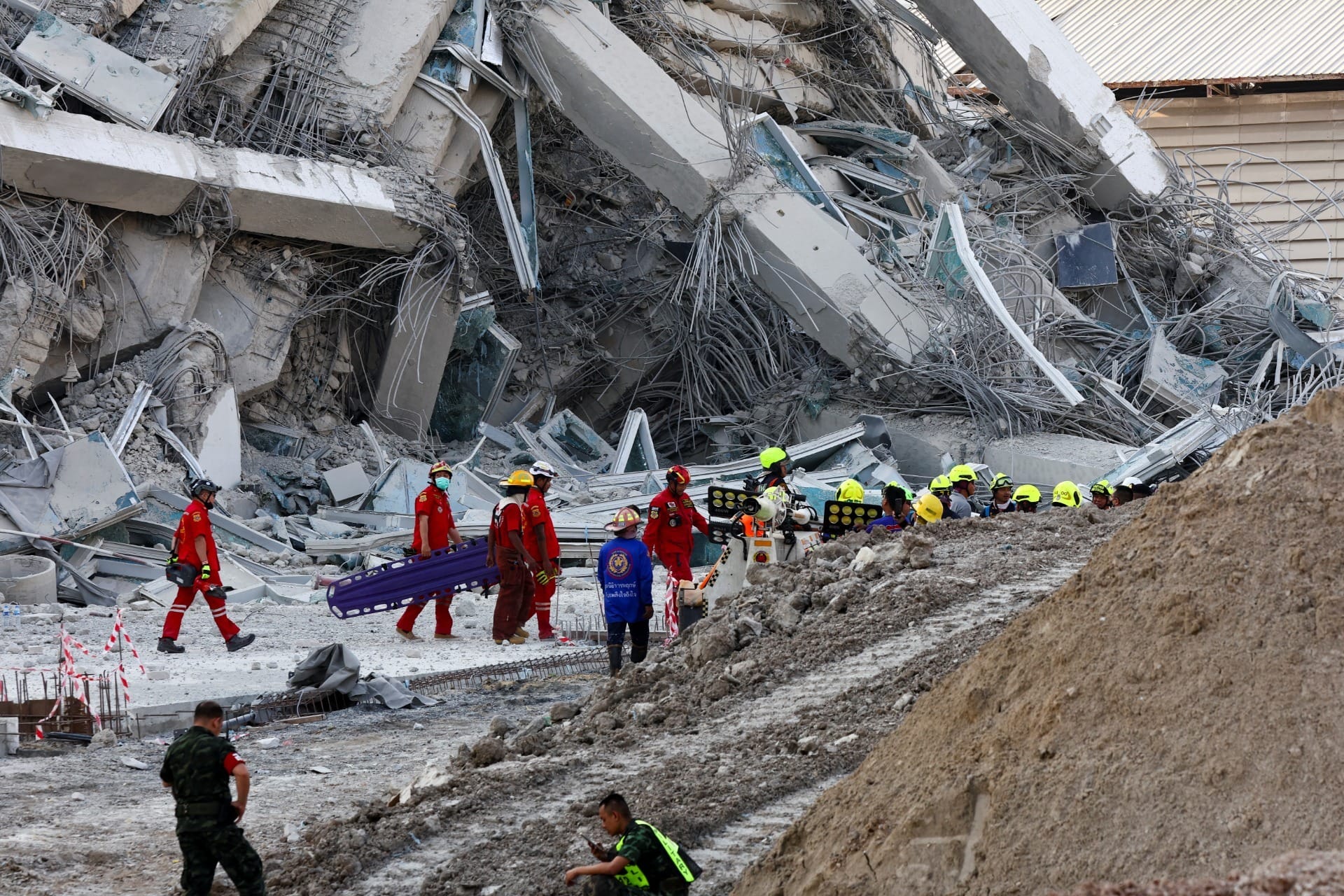 Forte terremoto atinge a Tailândia e Mianmar no sudeste asiático 1 terremoto em mianmar equipes de resgate trabalham entre os escombros 72757 Forte terremoto atinge a Tailândia e Mianmar no sudeste asiático