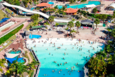 Entre os dias 10 e 17 de março, o complexo de lazer oferece ingressos, hospedagem e o ingresso anual Fun Card com descontos, além de surpresas nas redes sociais (Divulgação/Magic City)