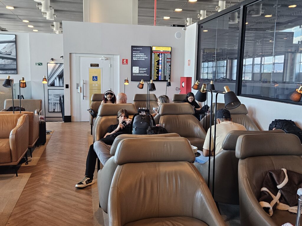 Poltronas individuais com espaço para bagagens de forma confortável