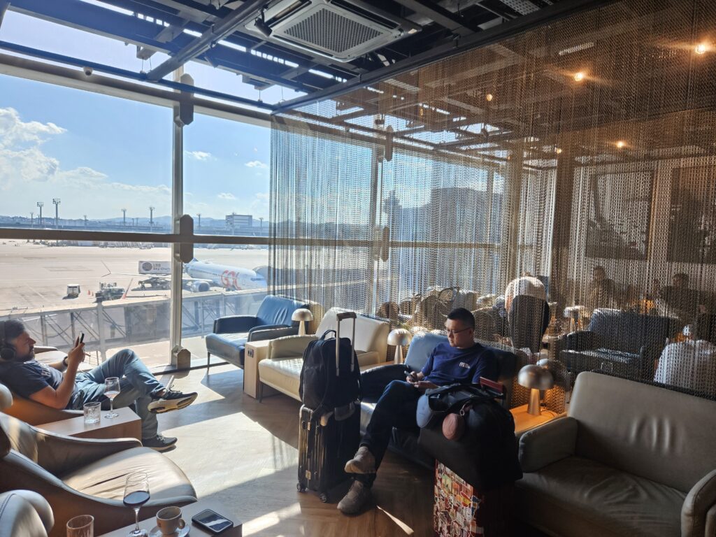 Além de poltronas, a sala VIP oferece sofás, mesas e um balcão
