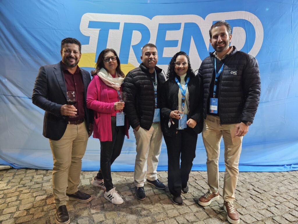 Diretor geral da Trend, Bruno Heleno, com agentes de viagem