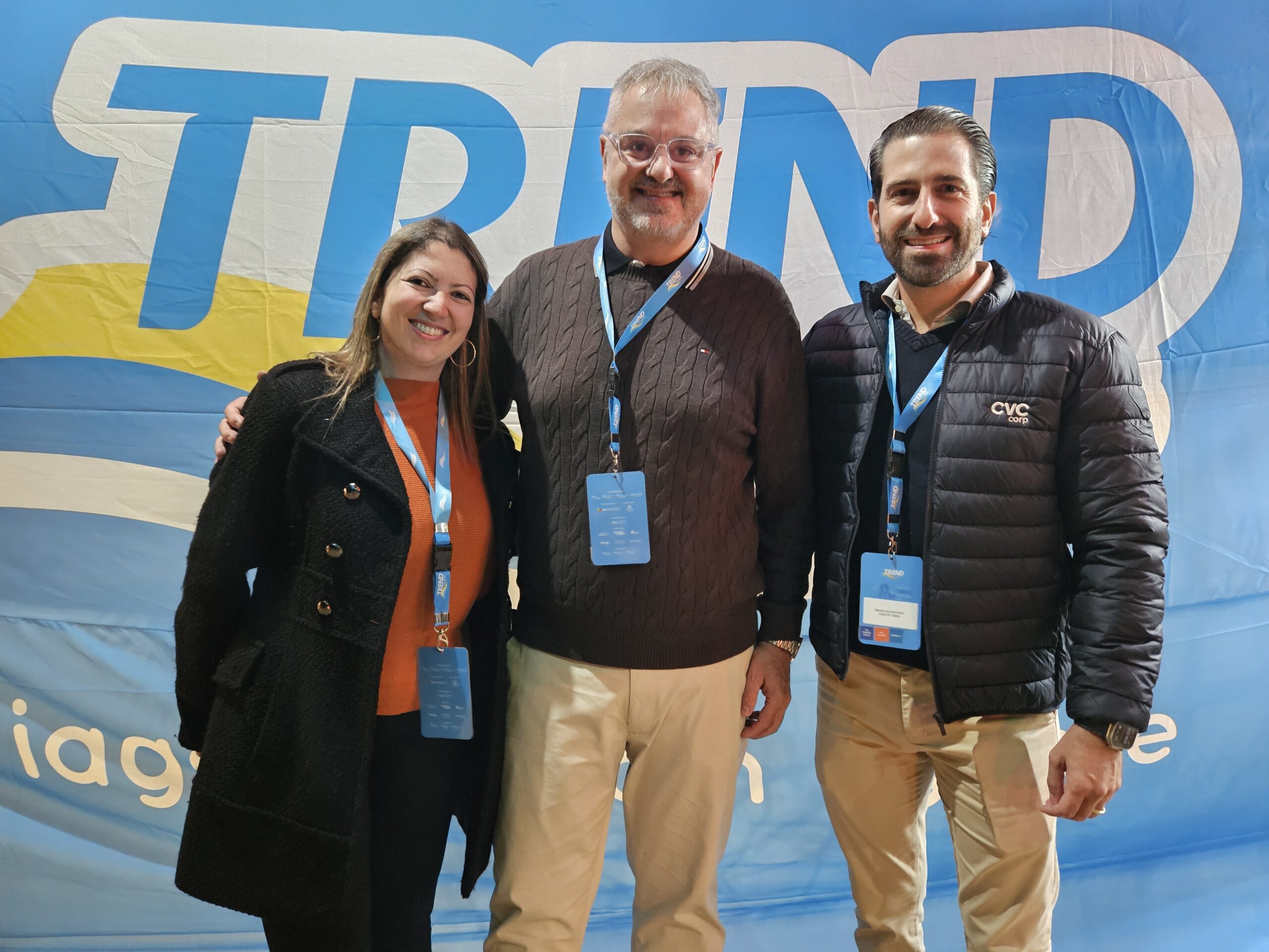 Carlos Tomba, da Soney Tur, entre Danielle Di Karla e Bruno Heleno, da Trend