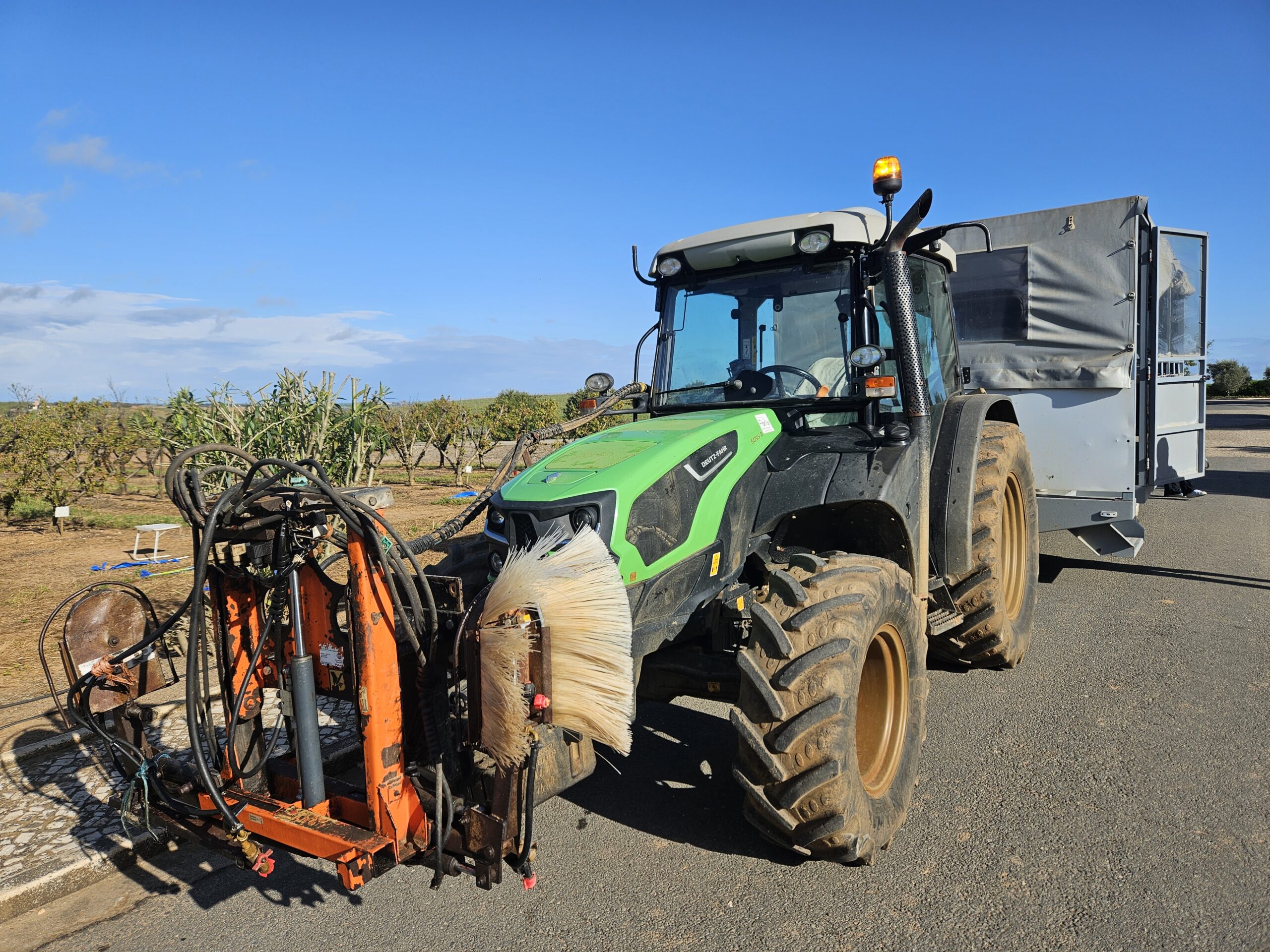Trator que faz a locomoção pelos blocos do complexo para a gincana Trator que faz a locomoção pelos blocos do complexo para a gincana