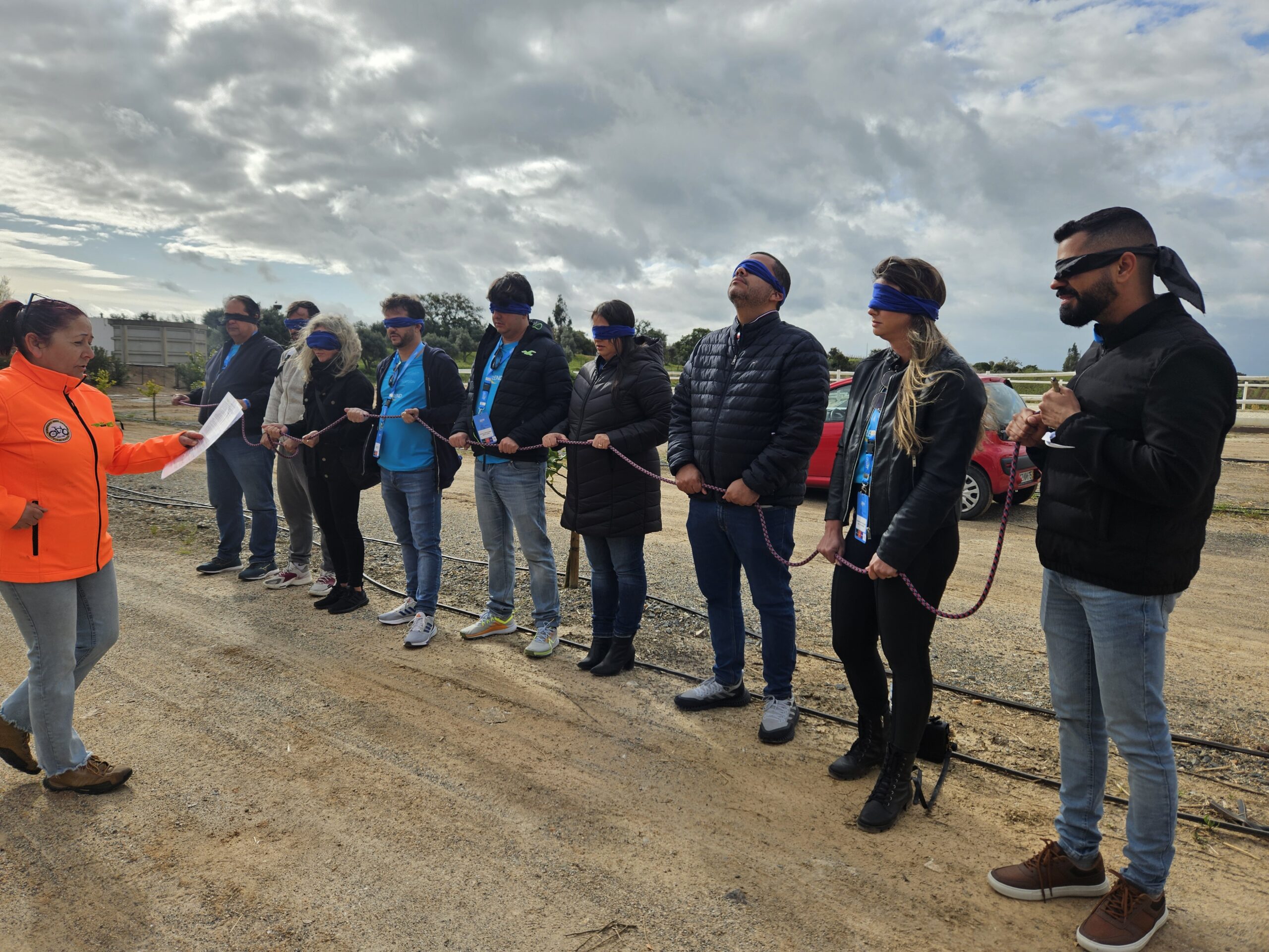 Nesta brincadeira a equipe precisa formar um quadrado perfeito de olhos vendados Nesta brincadeira a equipe precisa formar um quadrado perfeito de olhos vendados