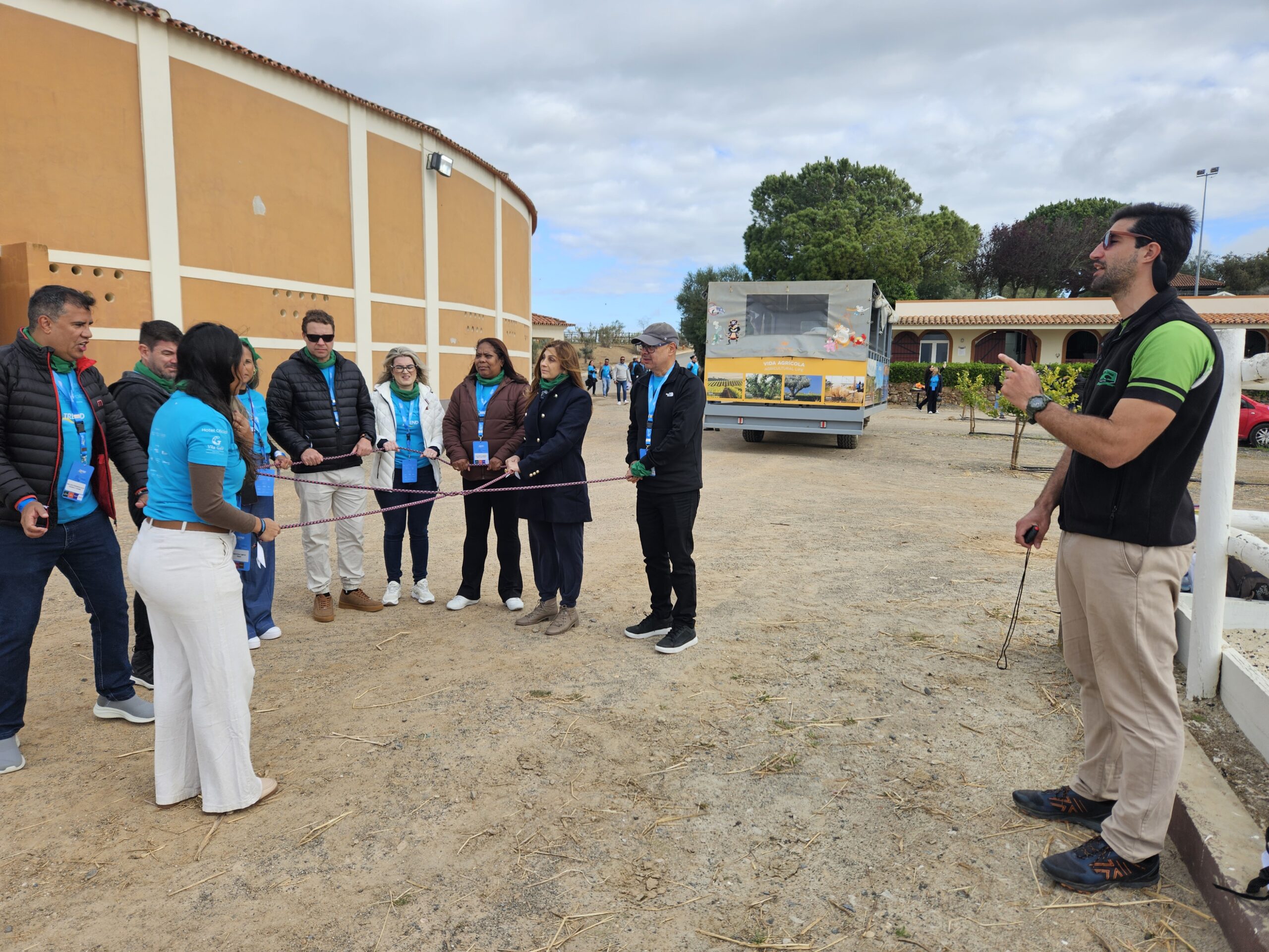 Um líder é escolhido para orientar os outros do grupo Um líder é escolhido para orientar os outros do grupo
