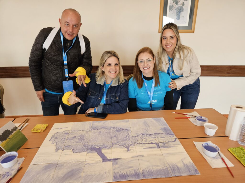 Grupo amarelo na prova de pintar o azulejo