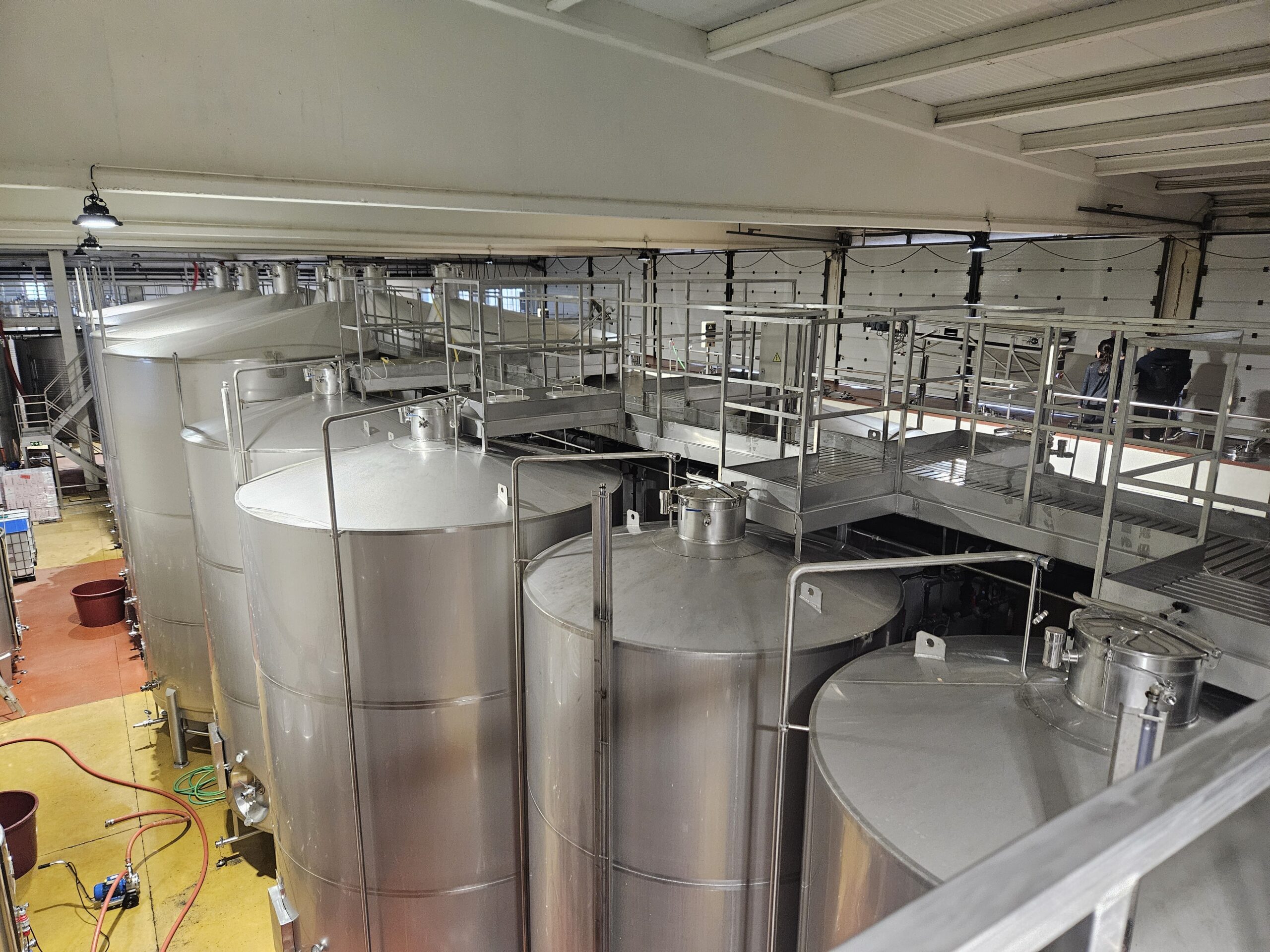 Em cada tonel cabem mais 20 mil litros Em cada tonel cabem mais 20 mil litros