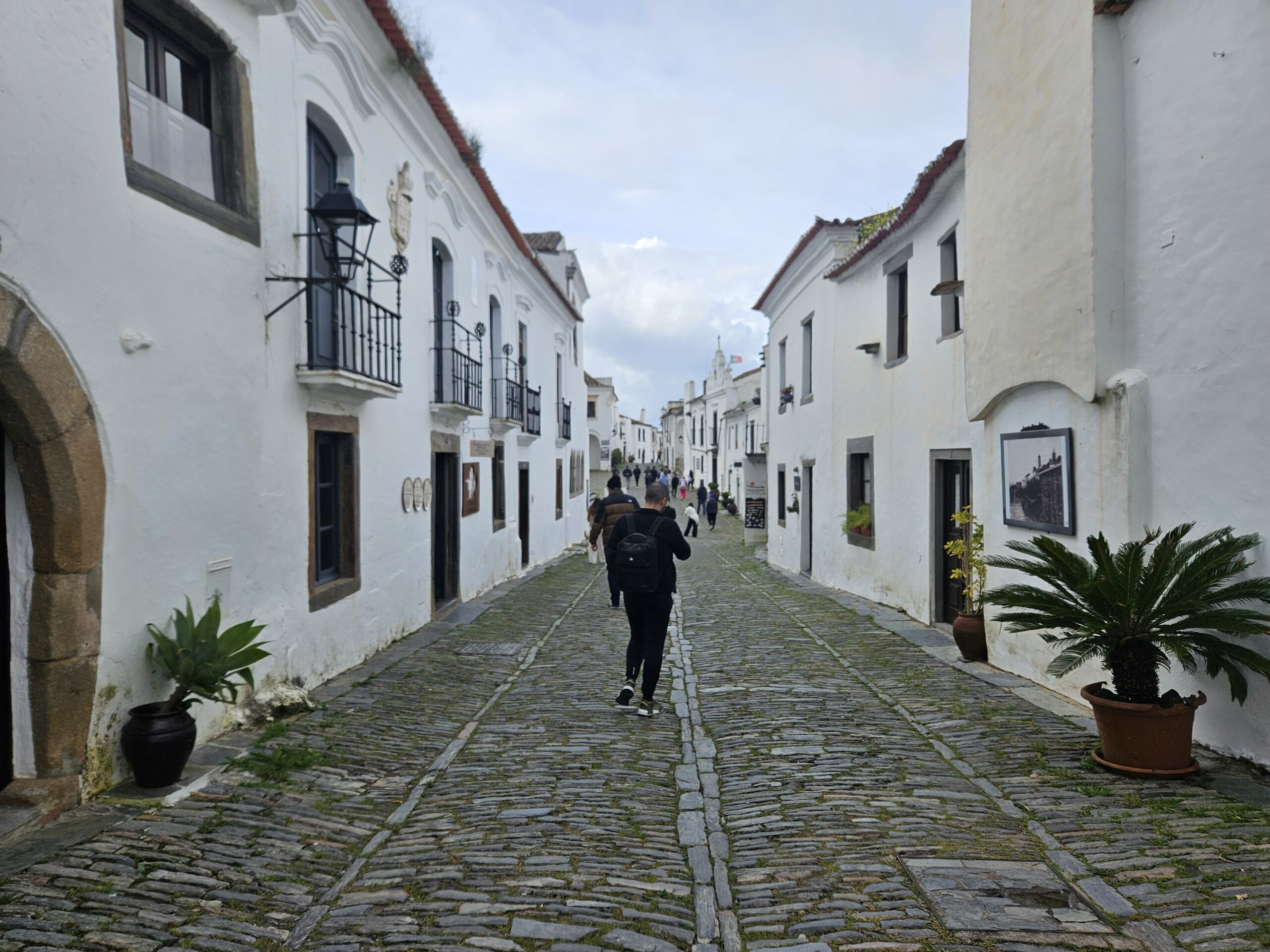 Esta vila histórica é composta de casa caiadas de cor branca que acompanham suas ruas irregulares