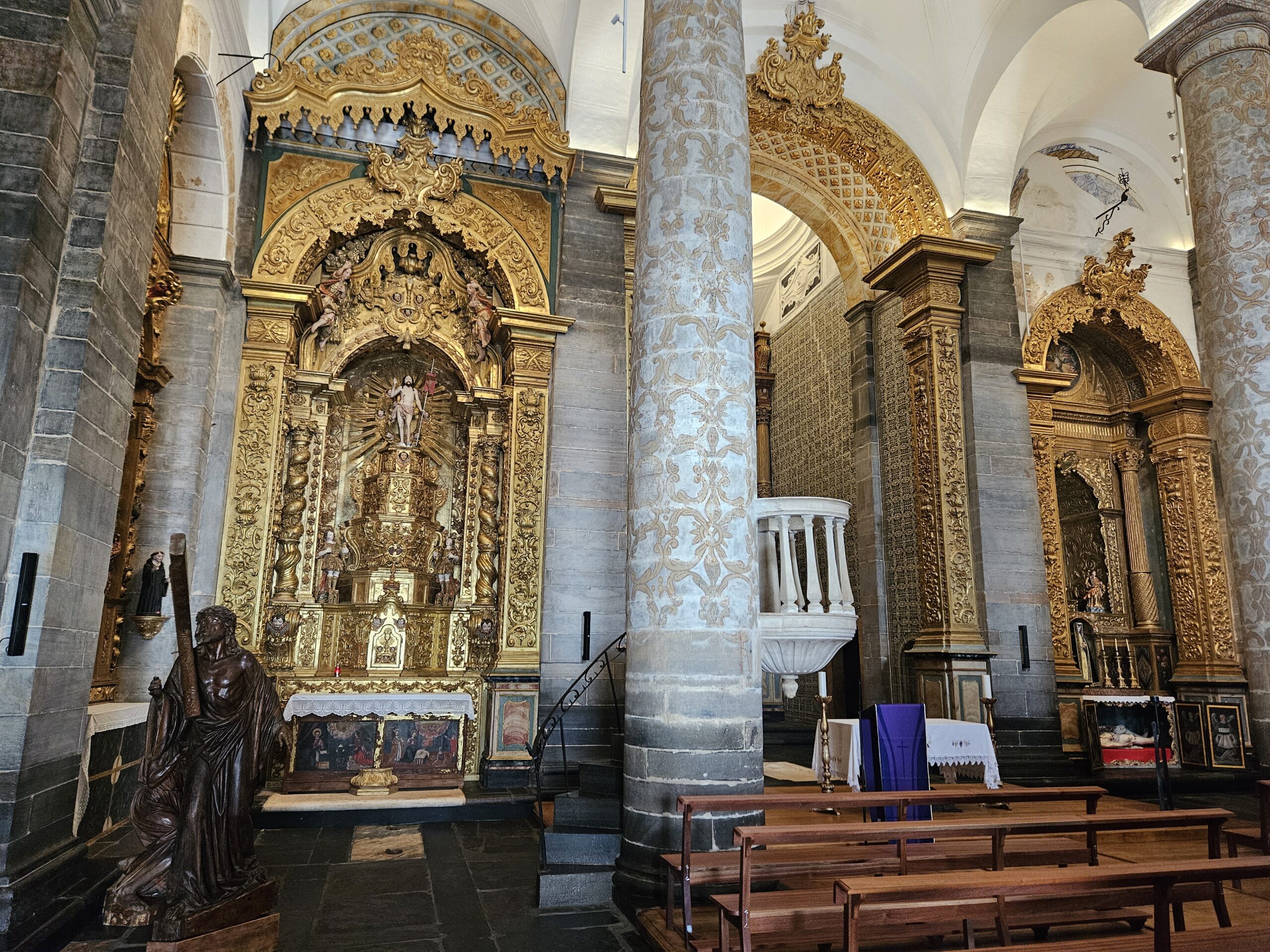 Construída no século 16, possui uma fachada baseada no estilo renascentista, com três naves apoiadas em quatro colunas