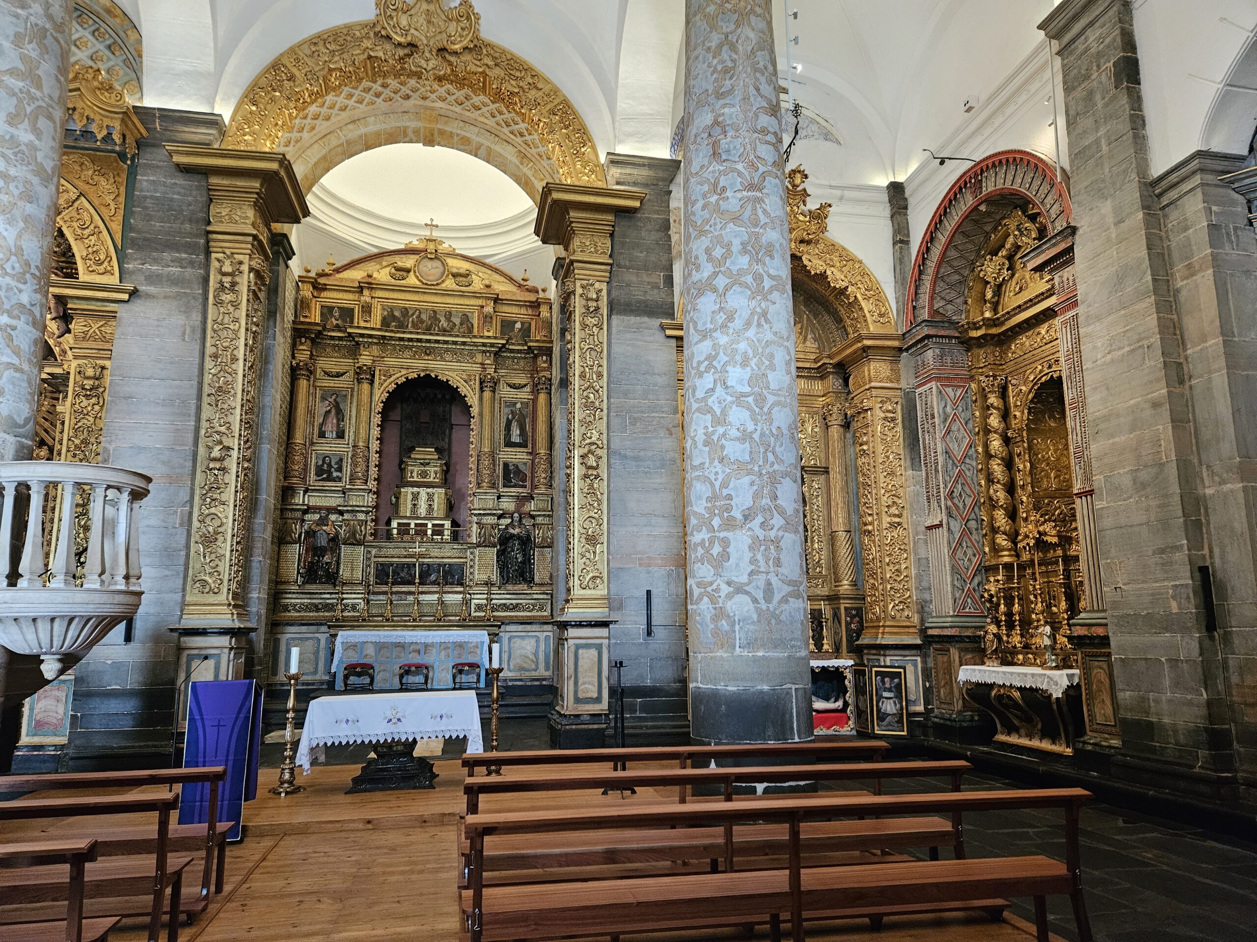 Foi construída para substituir a antiga igreja, que foi destruída porque acreditavam estar contaminada pela peste