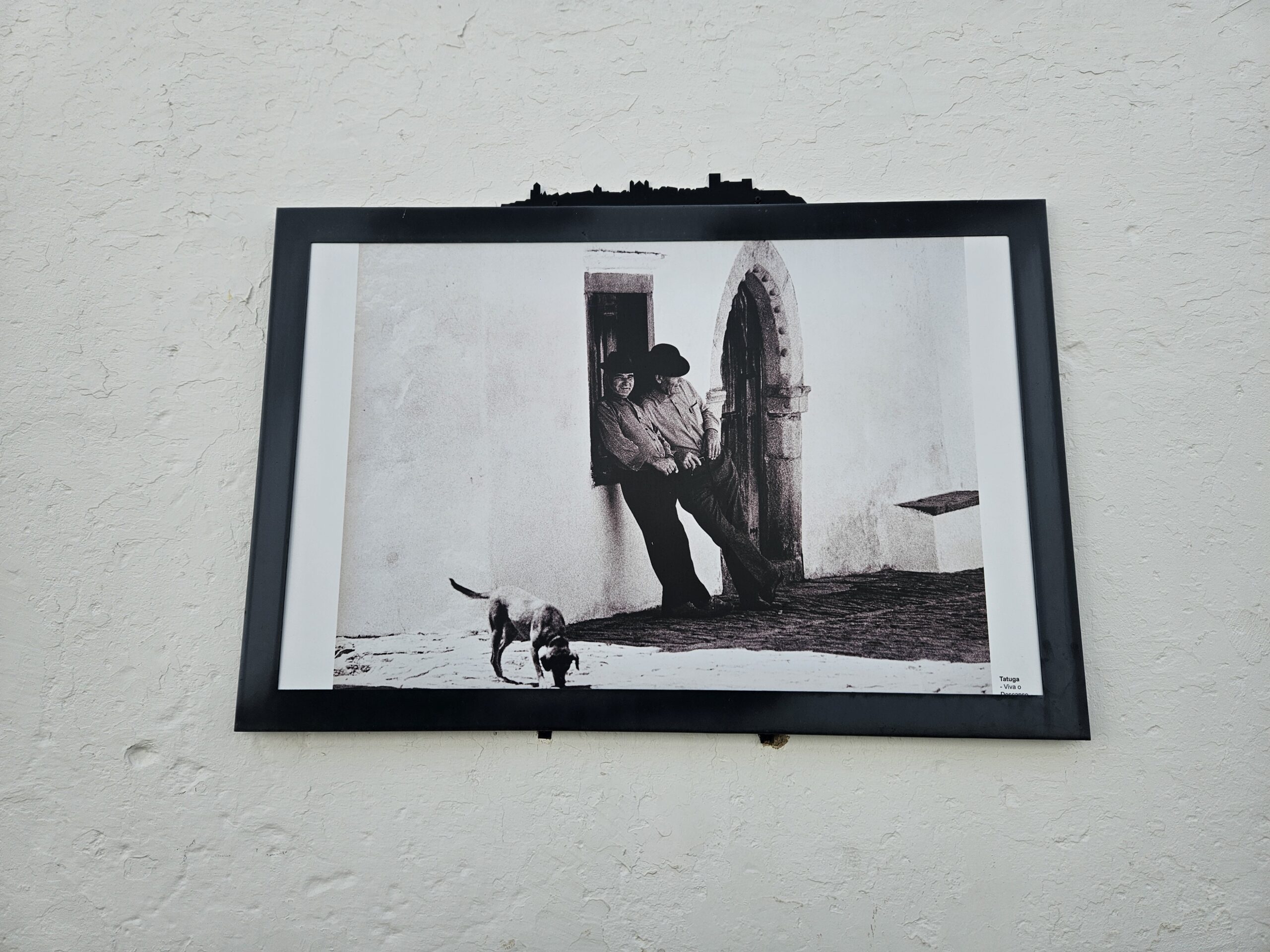 As pareses das casas apresentam retratos em preto e branco