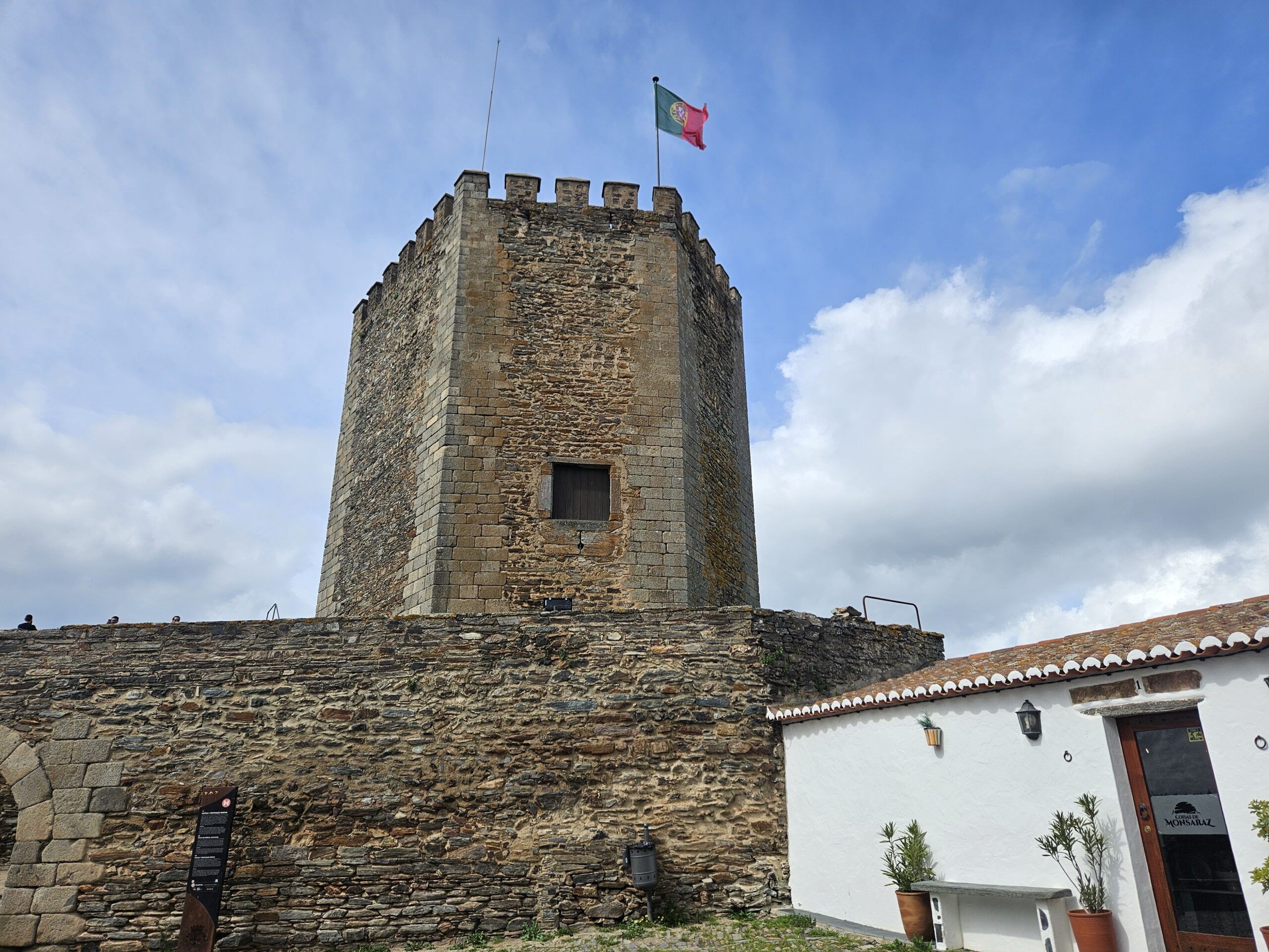 Construído por D. Dinis no século XIV, o castelo está classificado como monumento nacional