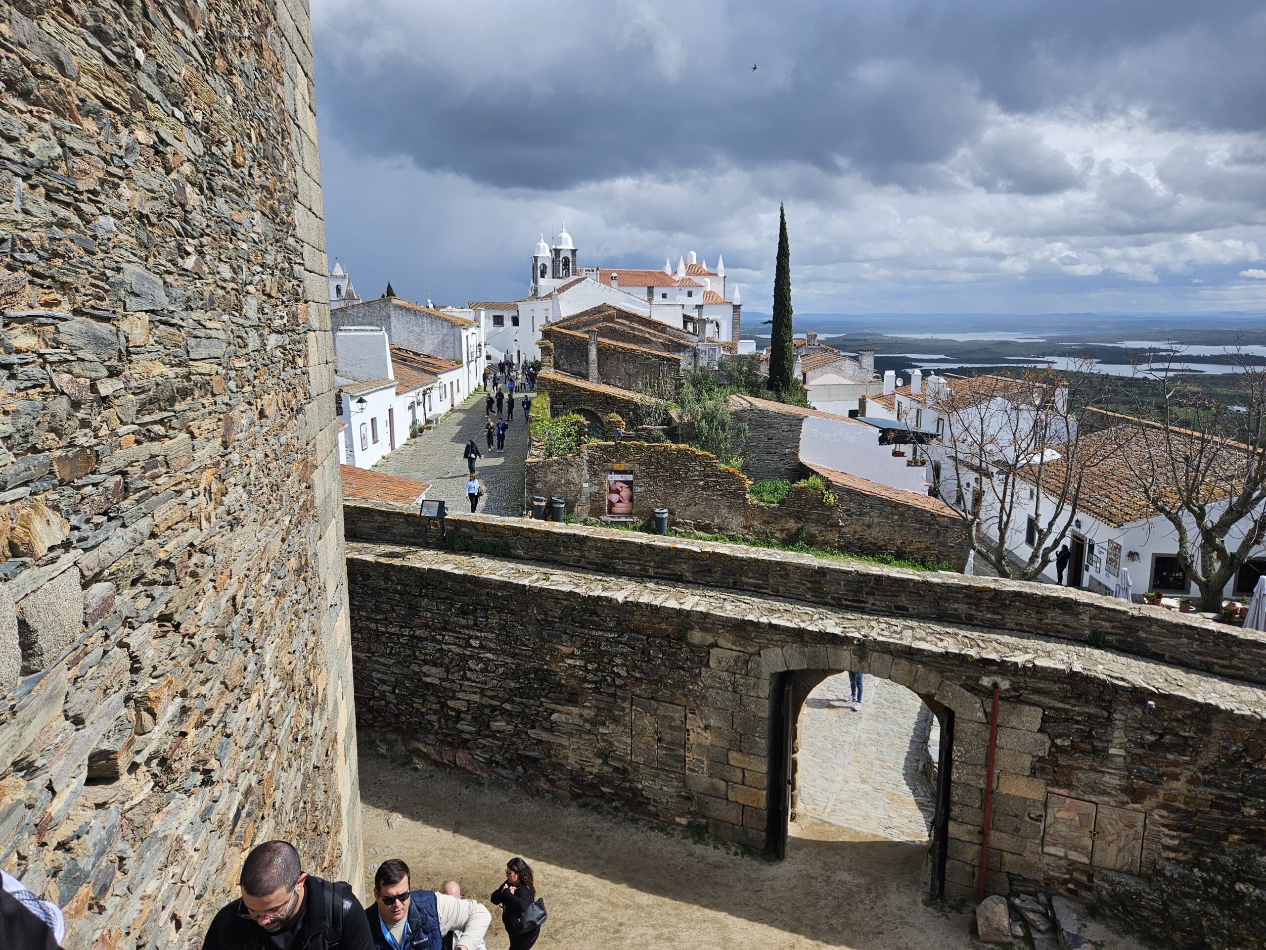 Do latim "Mons Serratus", significa "monte em forma de serra"