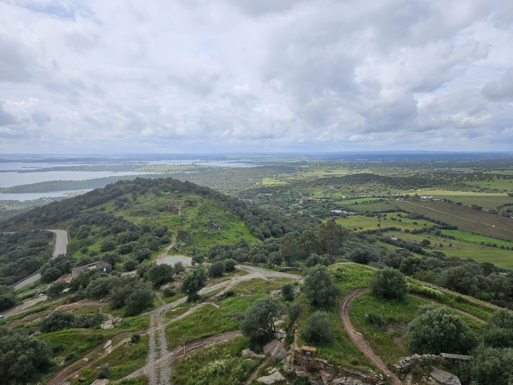 A fronteira com a Espanha fica a menos de 4 km, em frente à praia fluvial de Monsaraz, no lago formado pela barragem do Alqueva