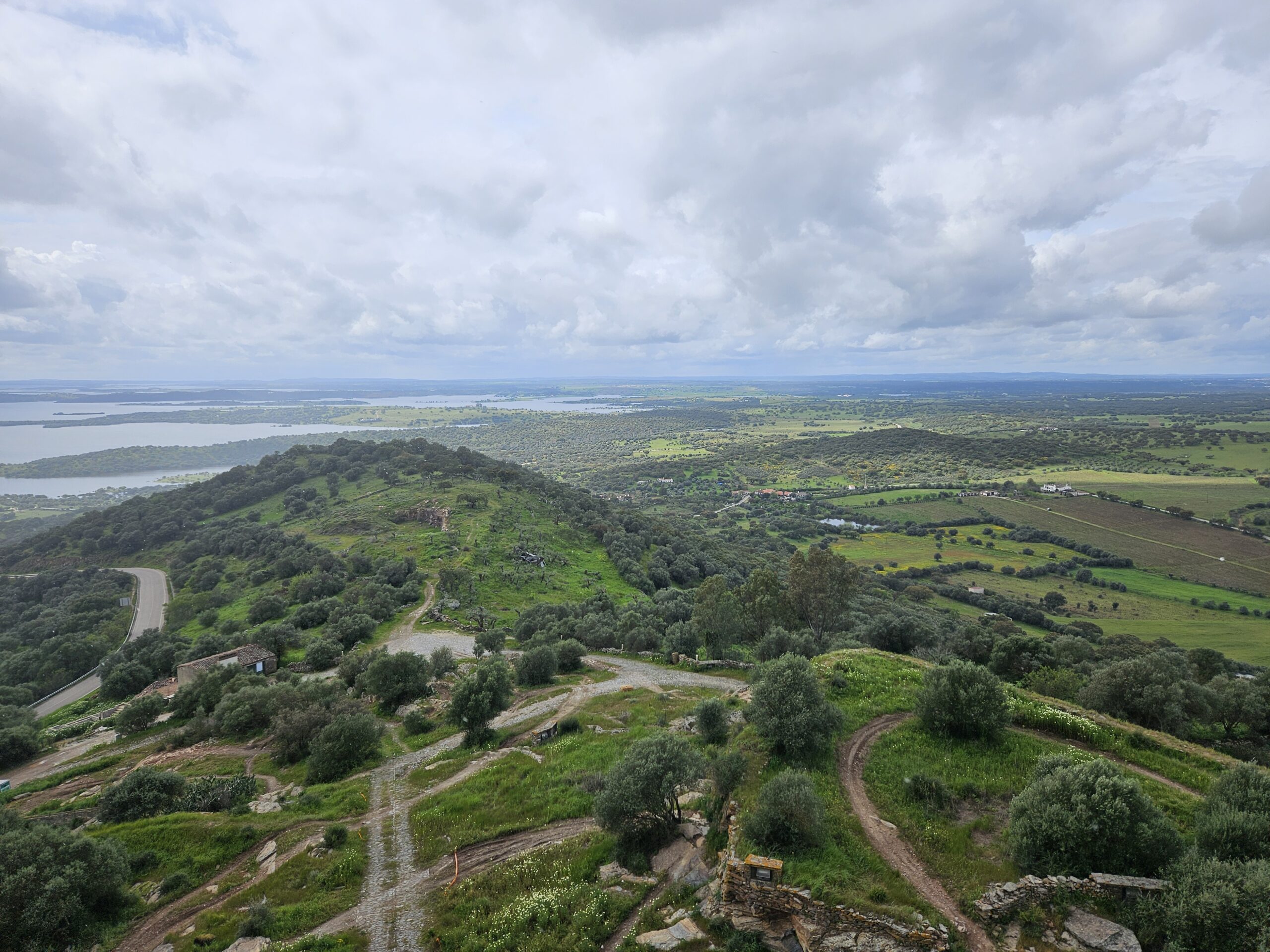 A fronteira com a Espanha fica a menos de 4 km, em frente à praia fluvial de Monsaraz, no lago formado pela barragem do Alqueva