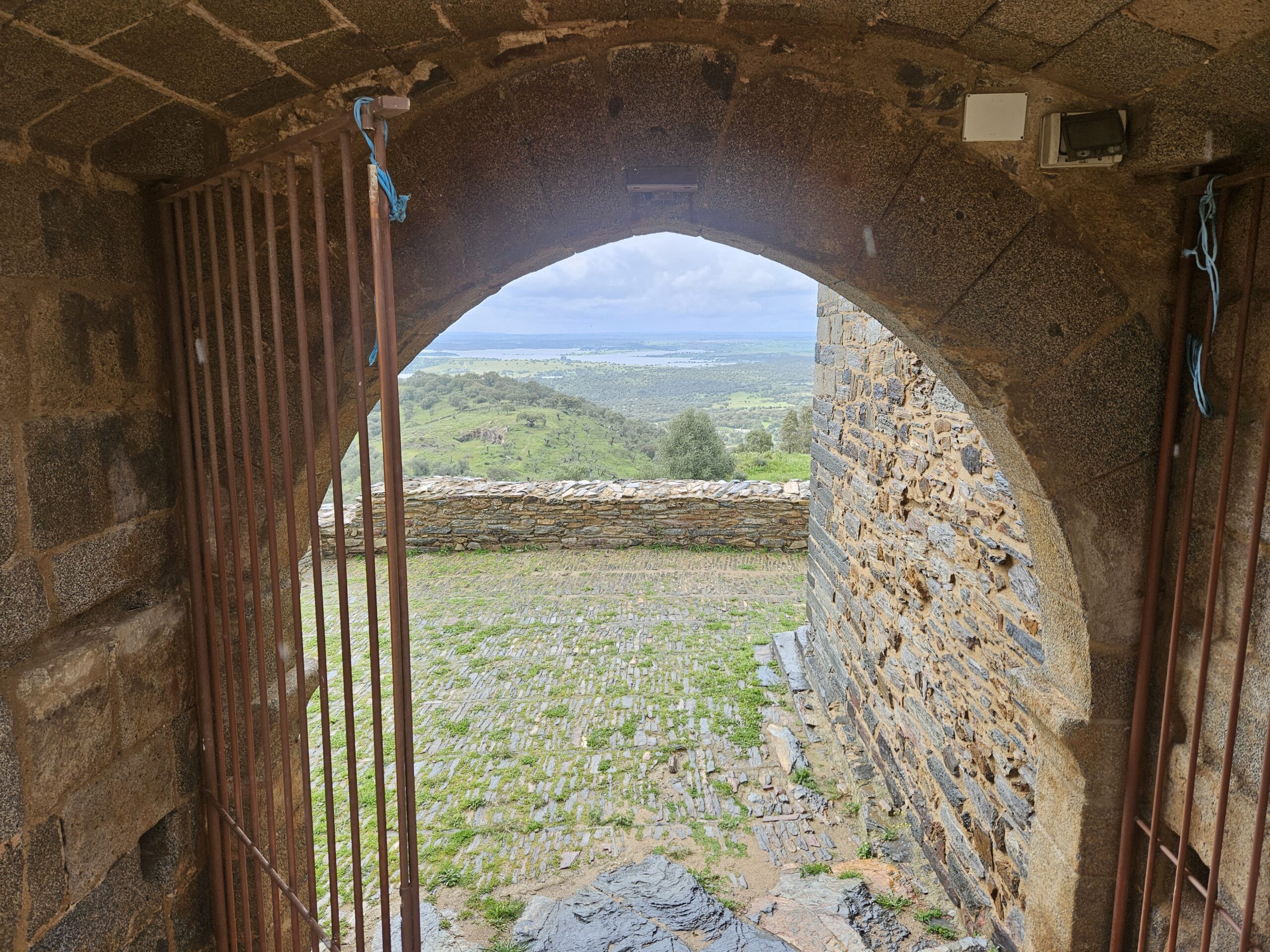 Monsaraz sempre teve fortes influências militares e religiosas, impecavelmente preservadas no tempo até os dias de hoje