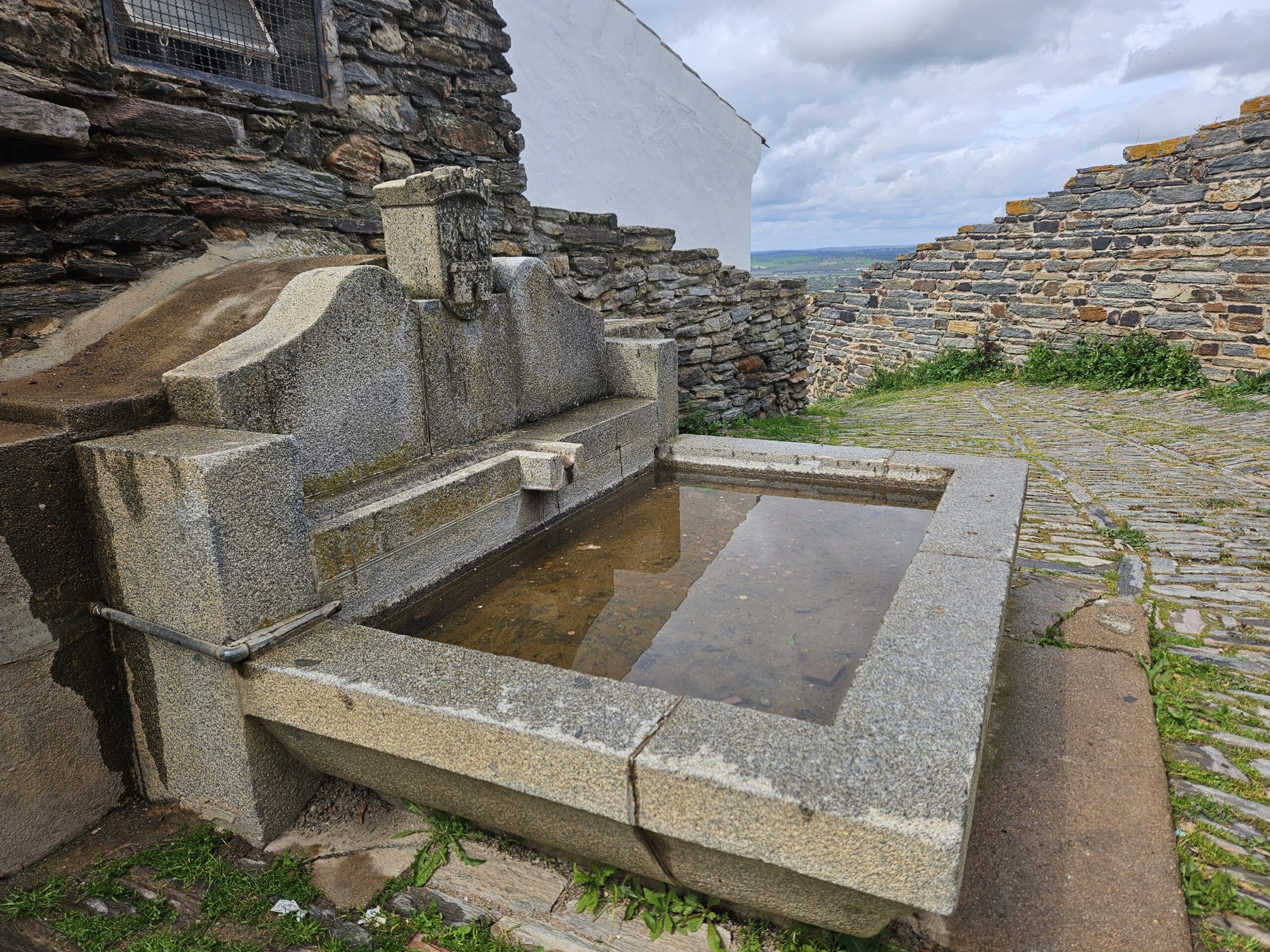 Na lateral de uma das ruas, uma fonte