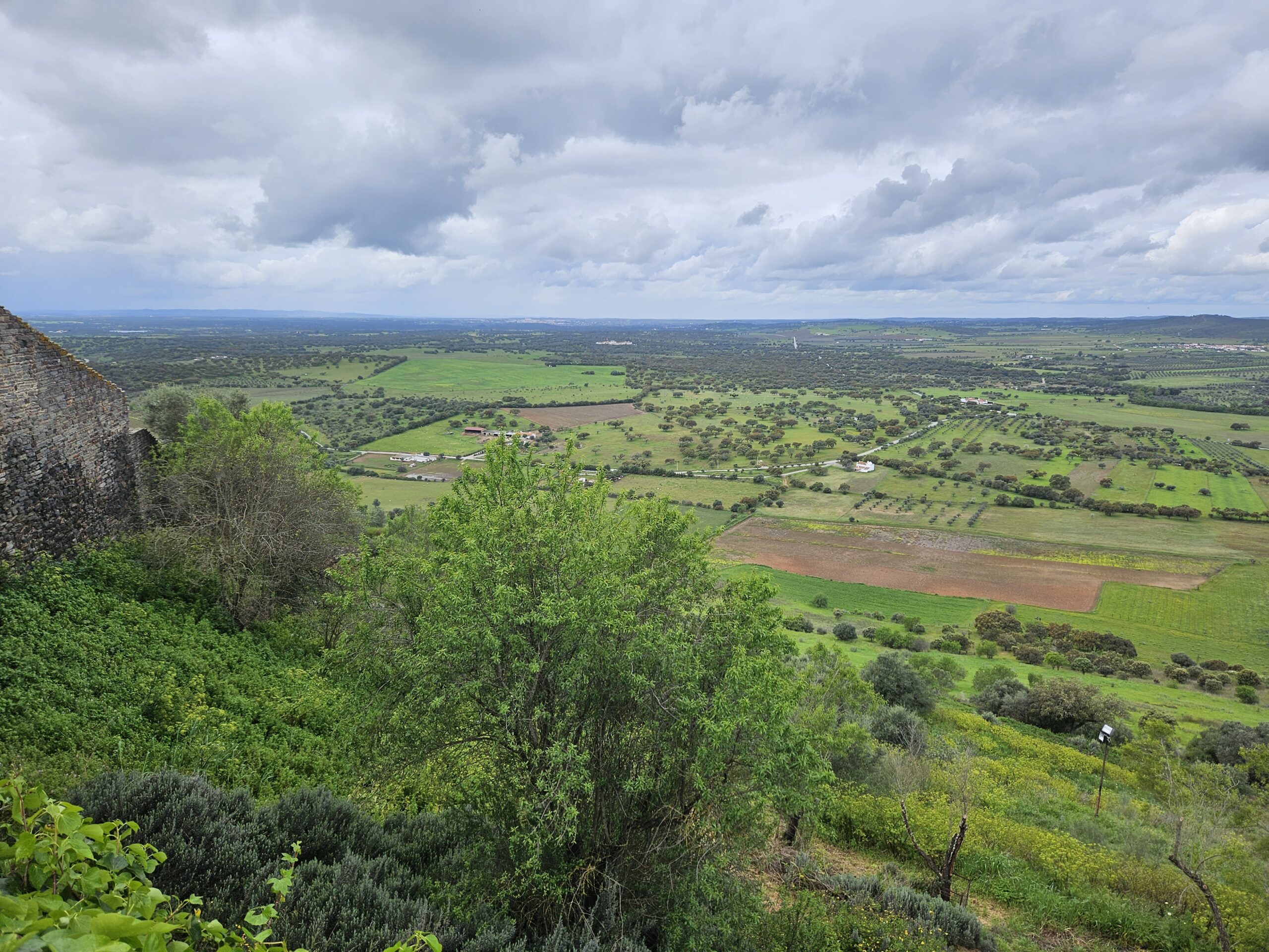 Monsaraz fica a 185 km de  Lisboa e 54 km de Évora