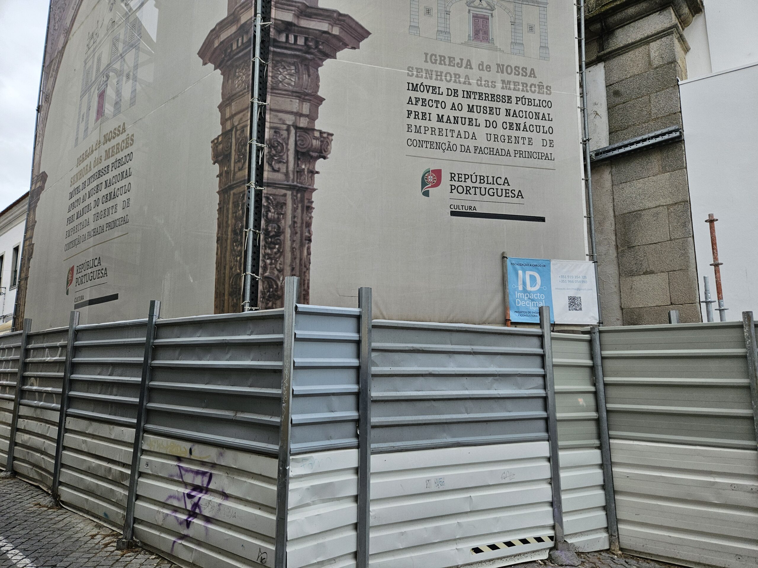 Igreja de Nossa Senhora das Mercês está passando por uma contenção na fachada