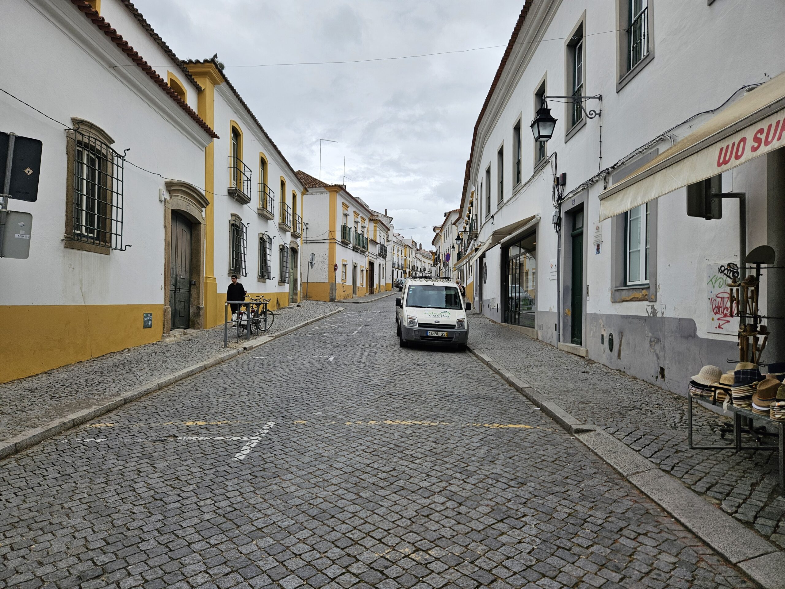 A partir do século XIII vários mosteiros de ordens religiosas se instalaram nas zonas fora das muralhas, o que contribuiu para a formação de novos centros urbanos