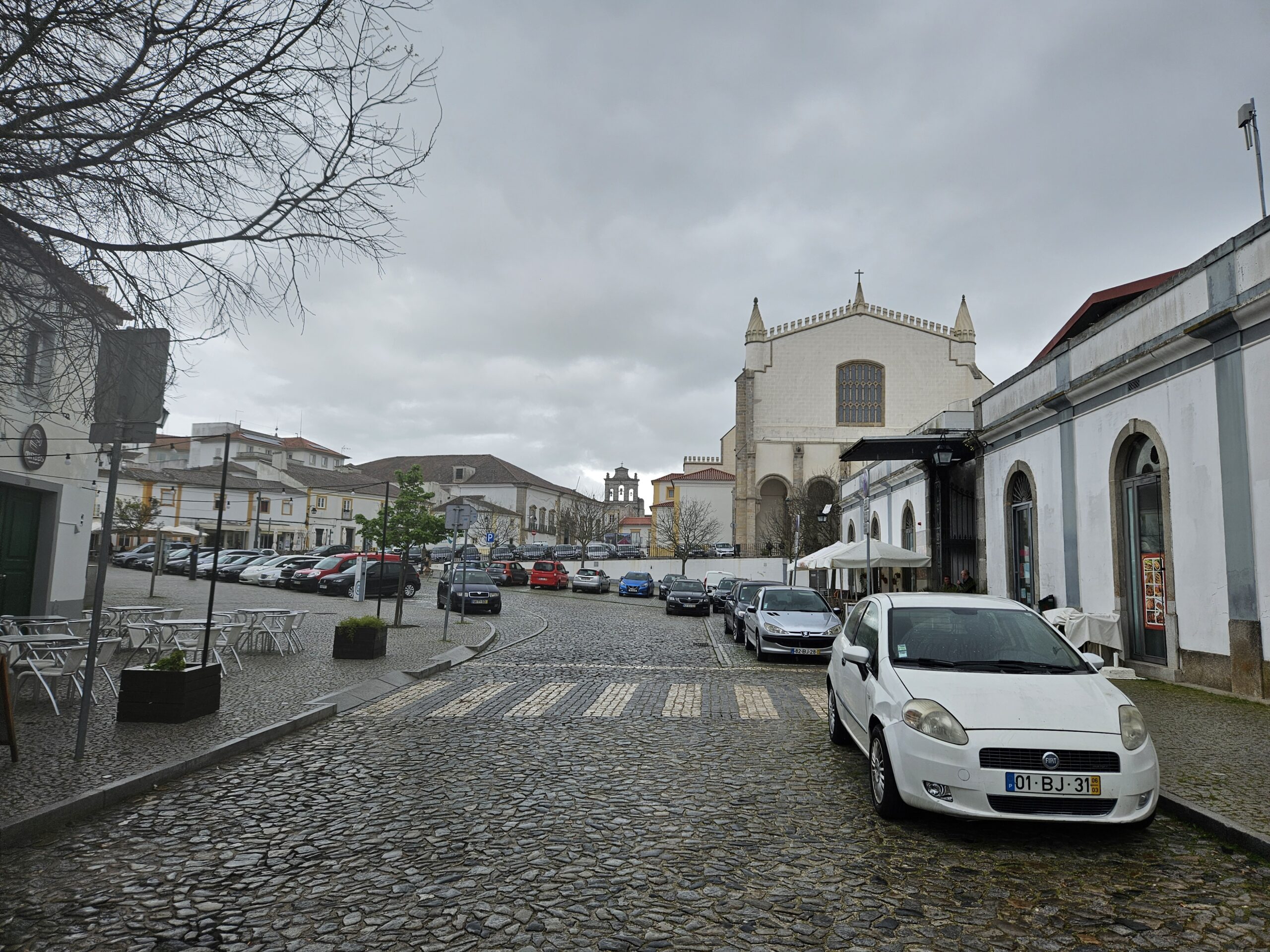 A frente está a Igreja de São Francisco