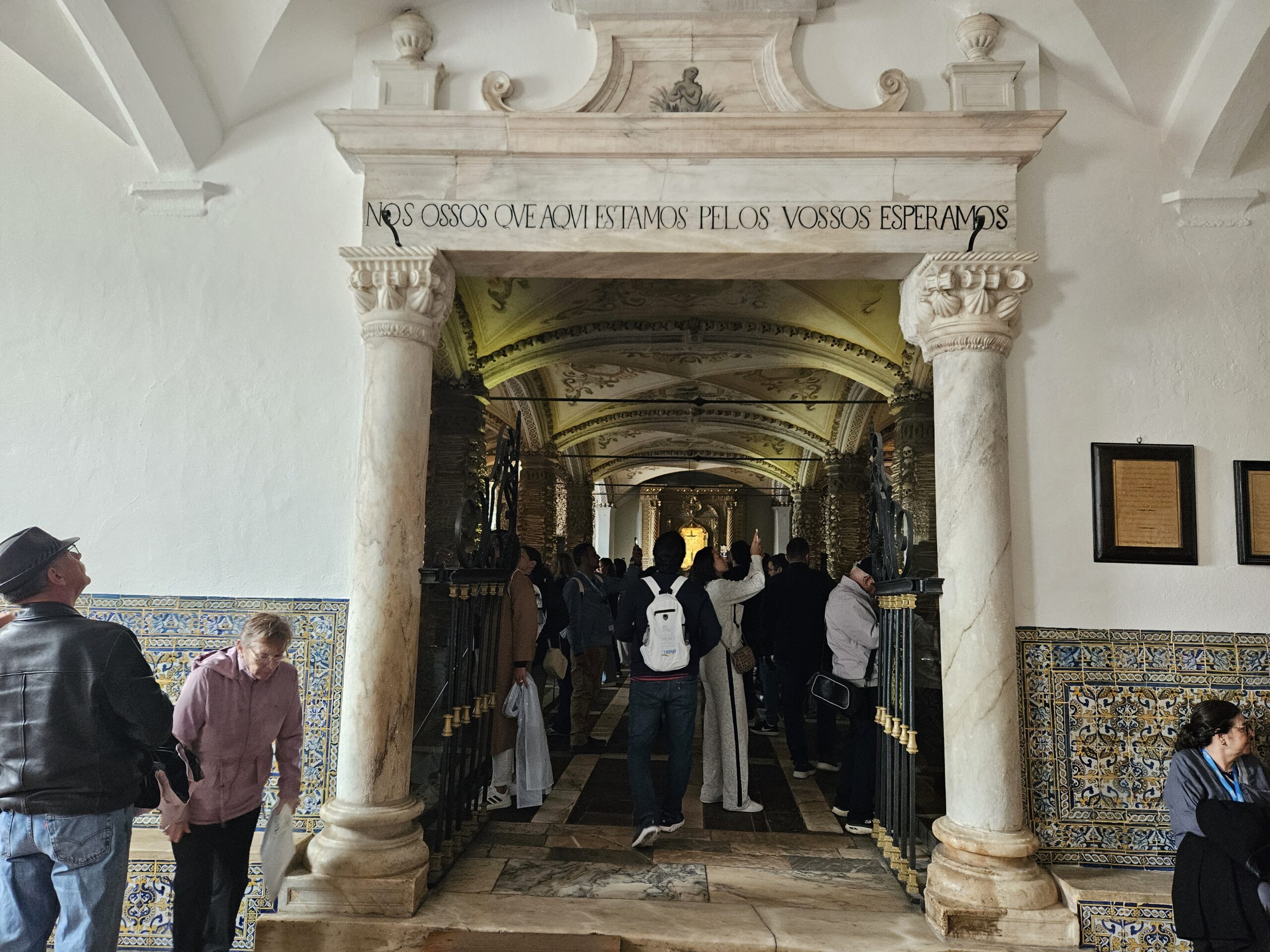 "Nos ossos que aqui estamos pelos vossos esperamos"