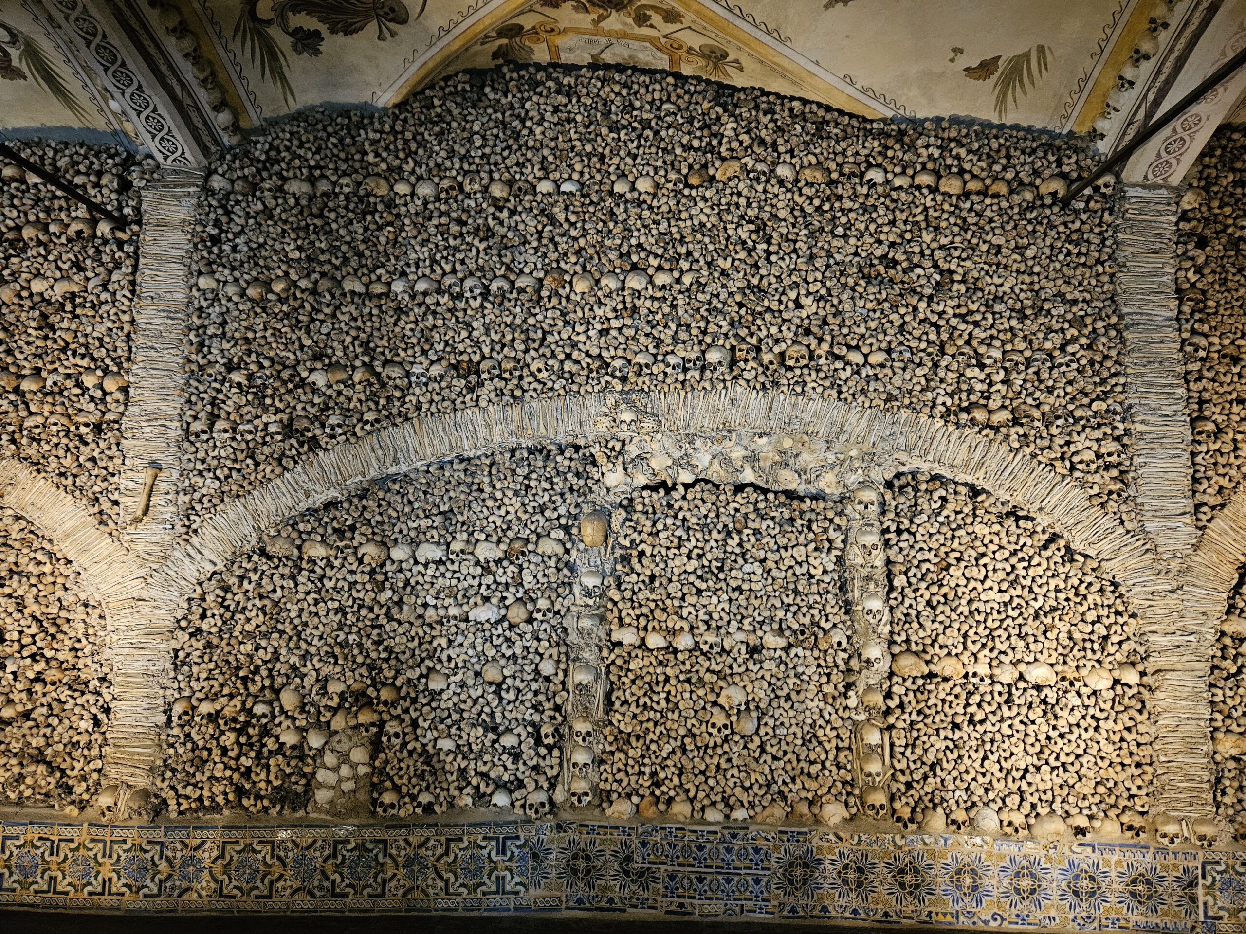 Construída durante o período filipino (séc. XVII), seus pilares e paredes são completamente revestidos por ossadas