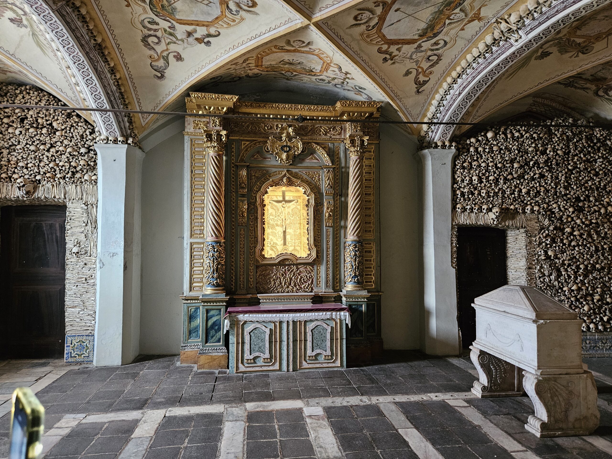 A luz natural entra estrategicamente nestas naves apenas por três pequenas frestas do lado esquerdo