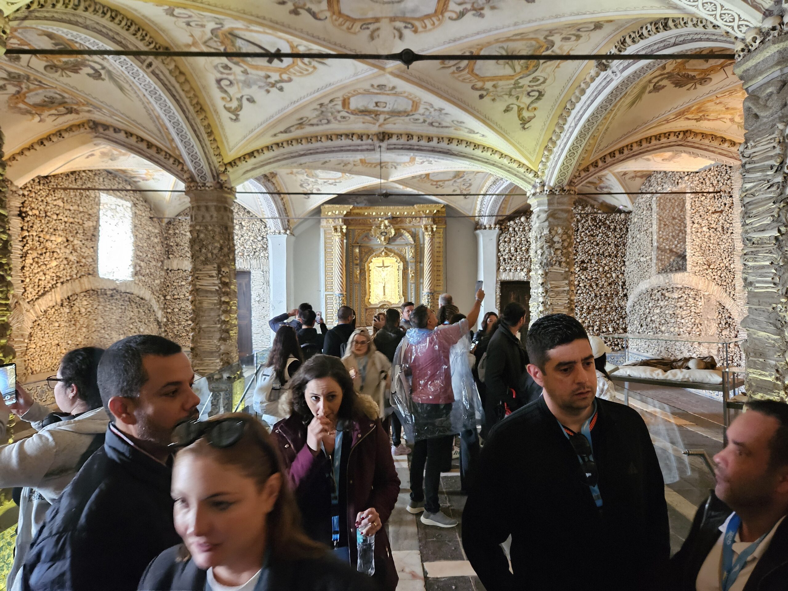 Para além das ossadas, a Capela dos Ossos, está também decorada com estátuas de cariz religioso e uma pintura estilo renascentista e barroco