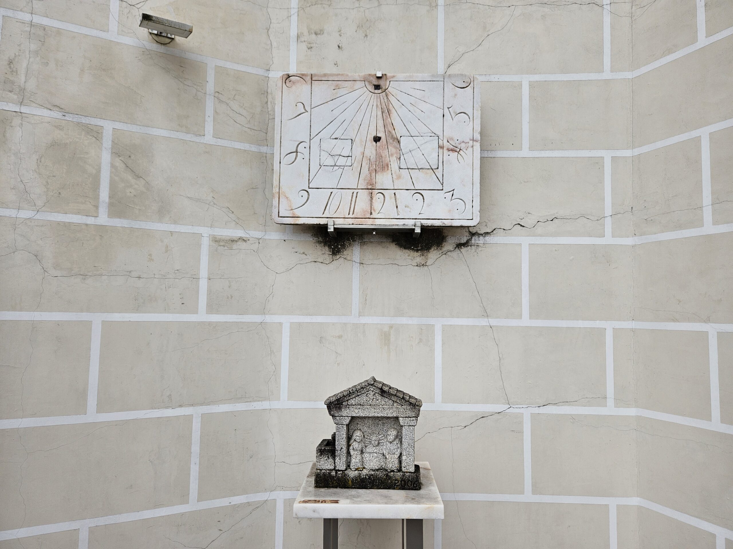 Relógio de sol em pedra