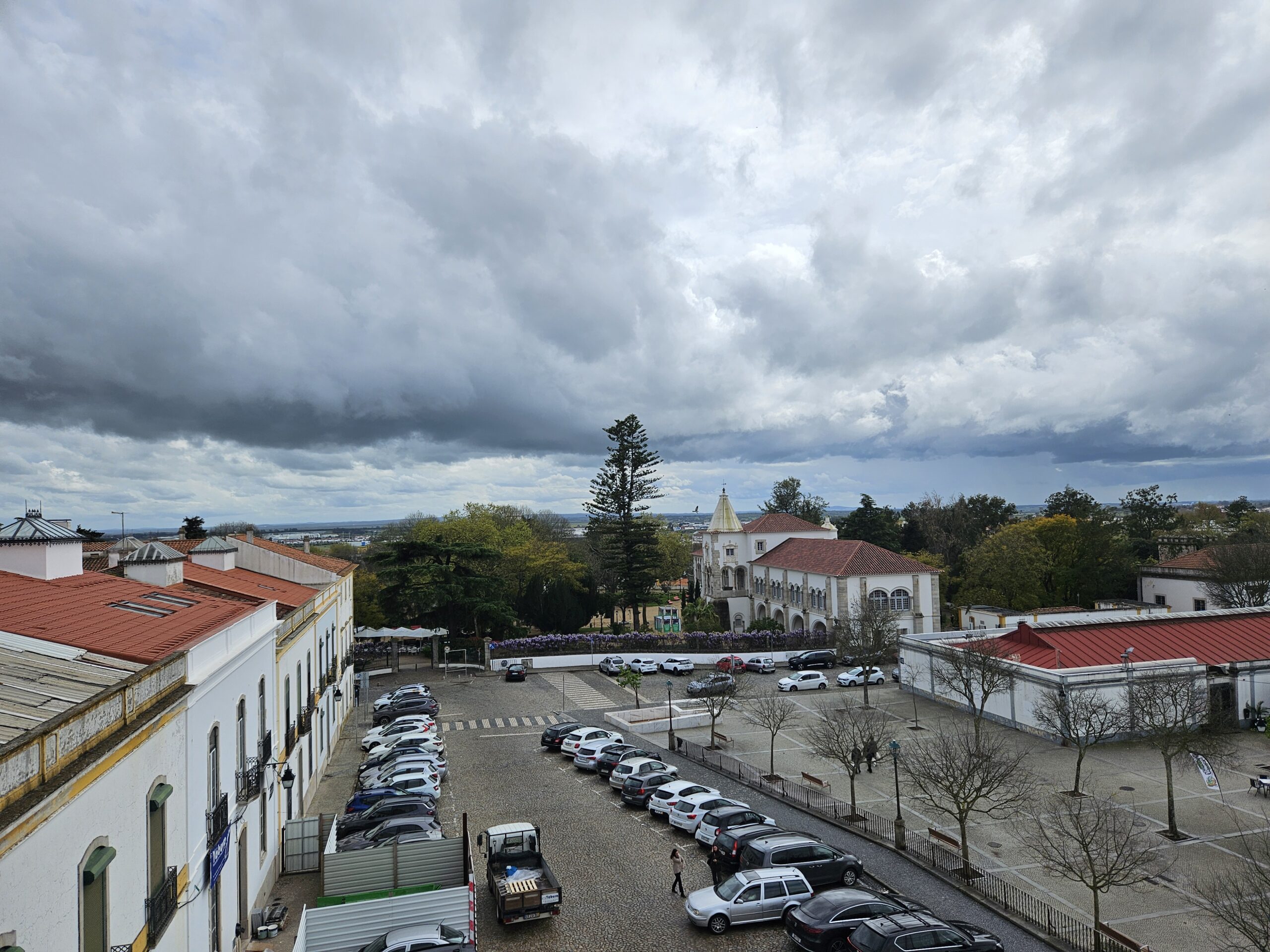 Ao fundo, vista do Palácio de Dom Manuel, antigo palácio real em Évora